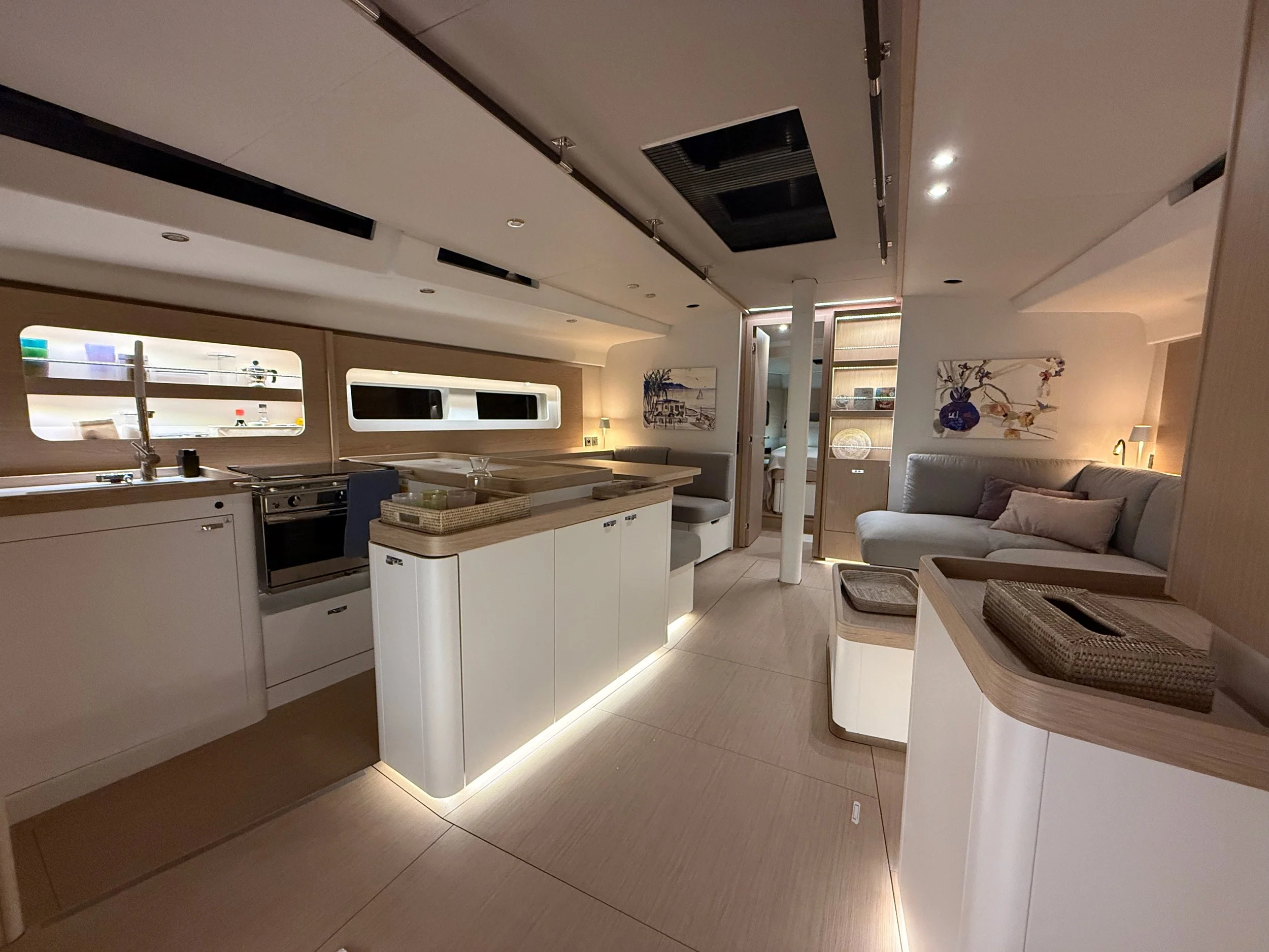 SALOON WITH VIEW OF OWNER'S CABIN