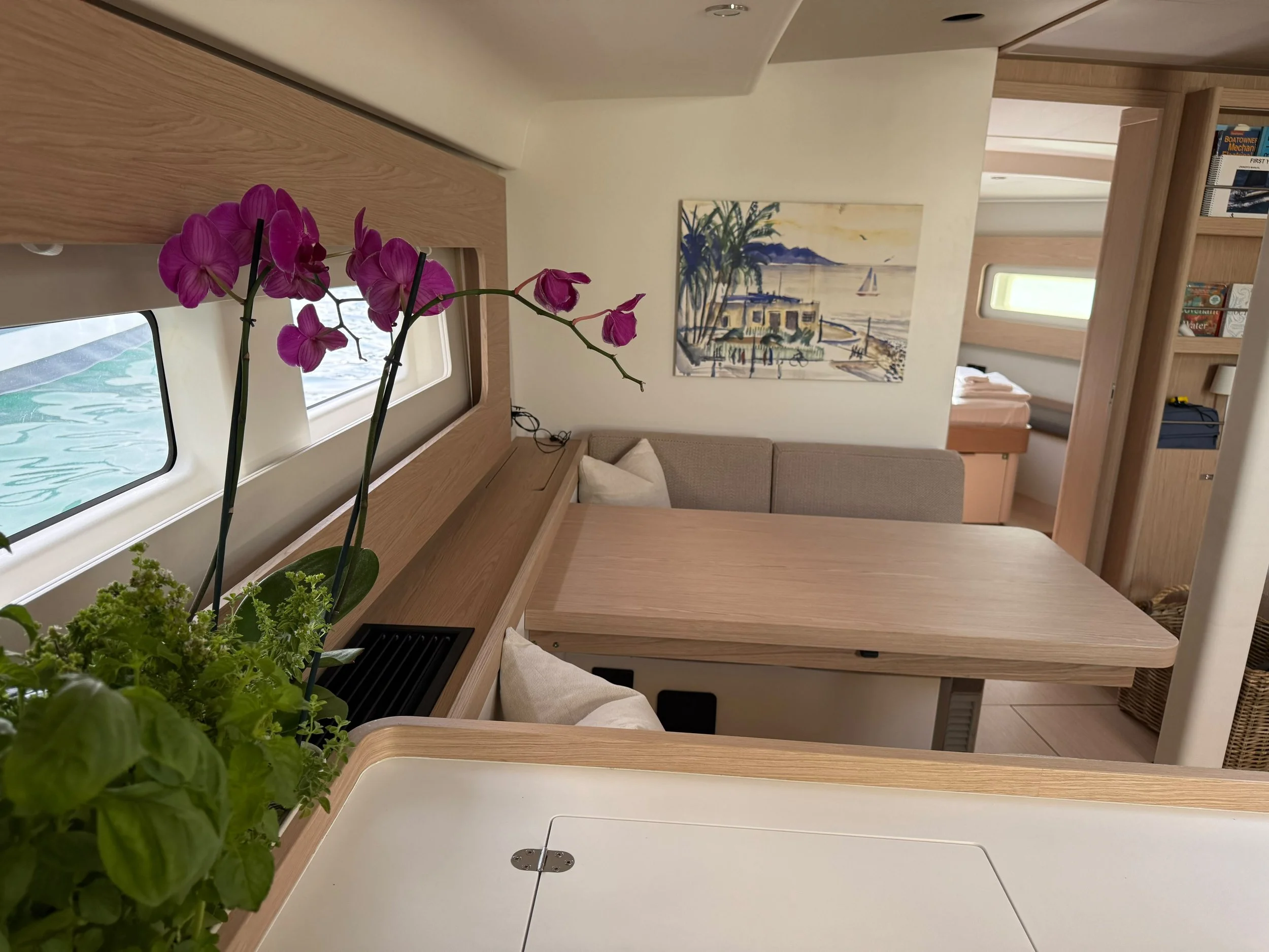 SALOON DINING TABLE EXTENDABLE TO SIX SEATS