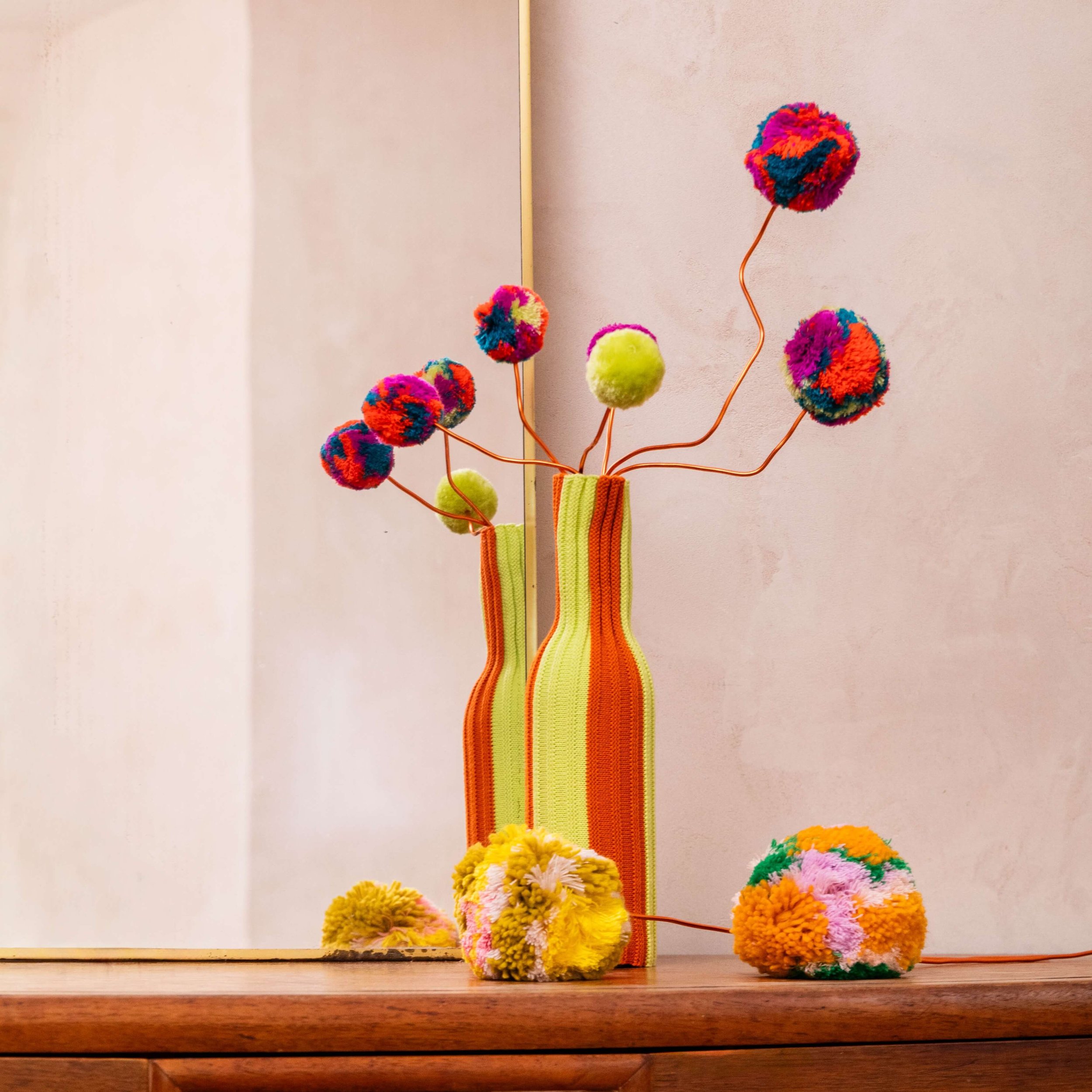 Verloop-pom_bouquet_Magenta_Lime_vase.jpg