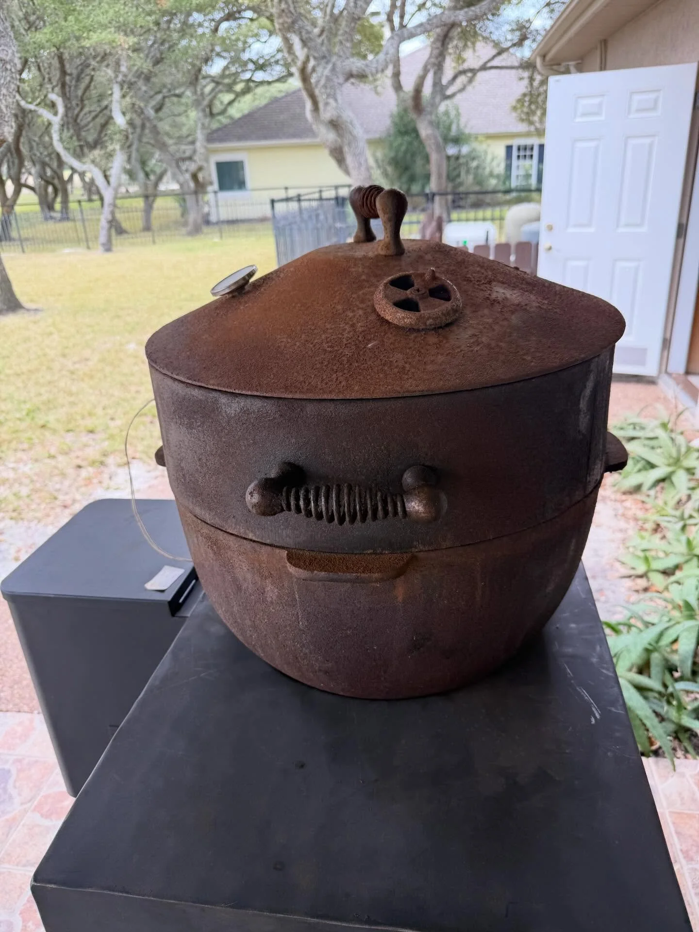 Cool&rsquo;N&rsquo;Kettle Restoration Project 🔥

This Senior Cook&rsquo;N&rsquo;Kettle showed surface rust from the coastal Texas climate. We removed the rust, leveled the cast iron surface, wiped down all internal and external surfaces, re-seasoned