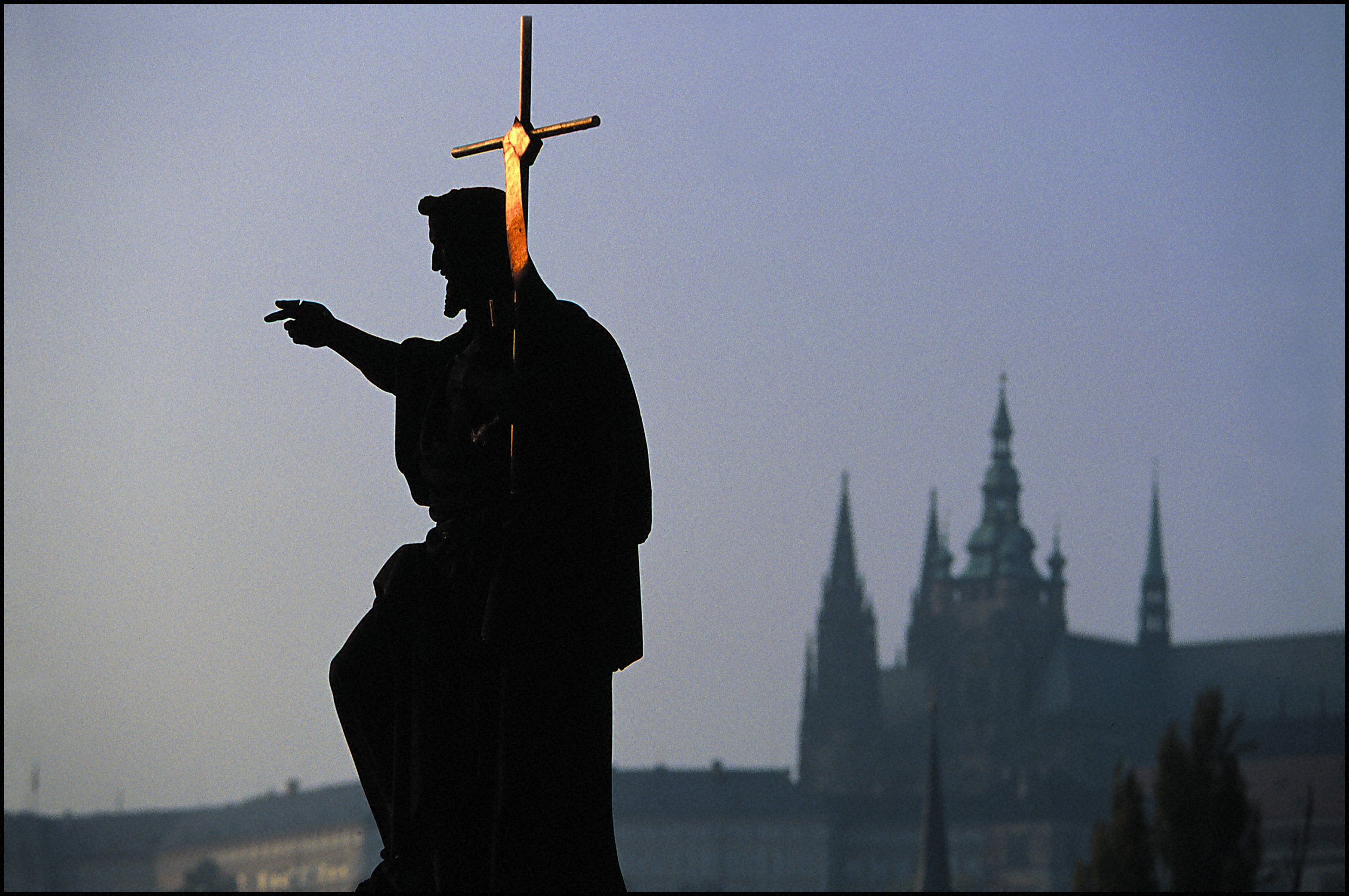 silhouette-of-statue-on-charles-bridge-in-prague_5637738968_o.jpg