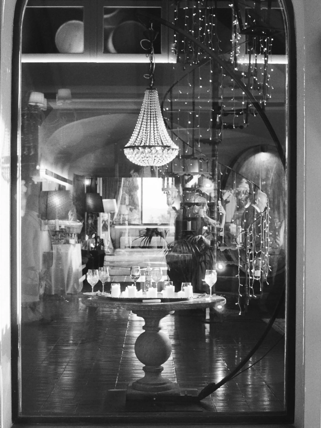 a few in-between, behind the scenes moments, shot on black and white @ilfordphoto film for my bestie&rsquo;s surreal wedding in italy a month ago. 🤍👰🏼&zwj;♀️🎞️

venue: @anticafattoriapaterno 
scanned by: @phtsdr 

-
#italyonfilm #italianwedding #