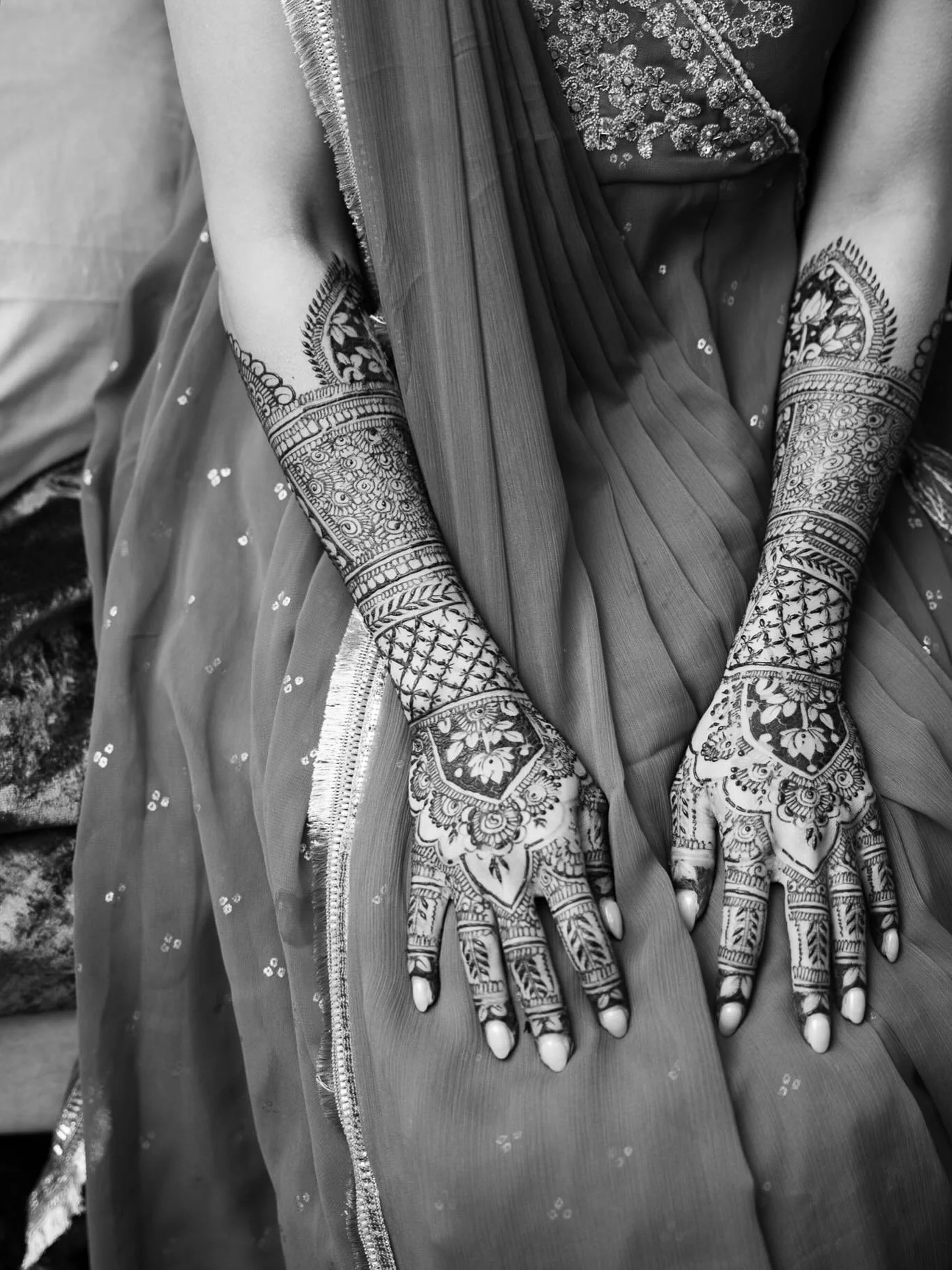 neha&rsquo;s intimate mehndi ceremony surrounded by her closest family &amp; friends 🪷🤲🏽🩵✨👰🏽&zwj;♀️ 

mehndi has forever been one of my favorite expressions and art forms of my heritage. during weddings, mehndi represents good luck, love, and p