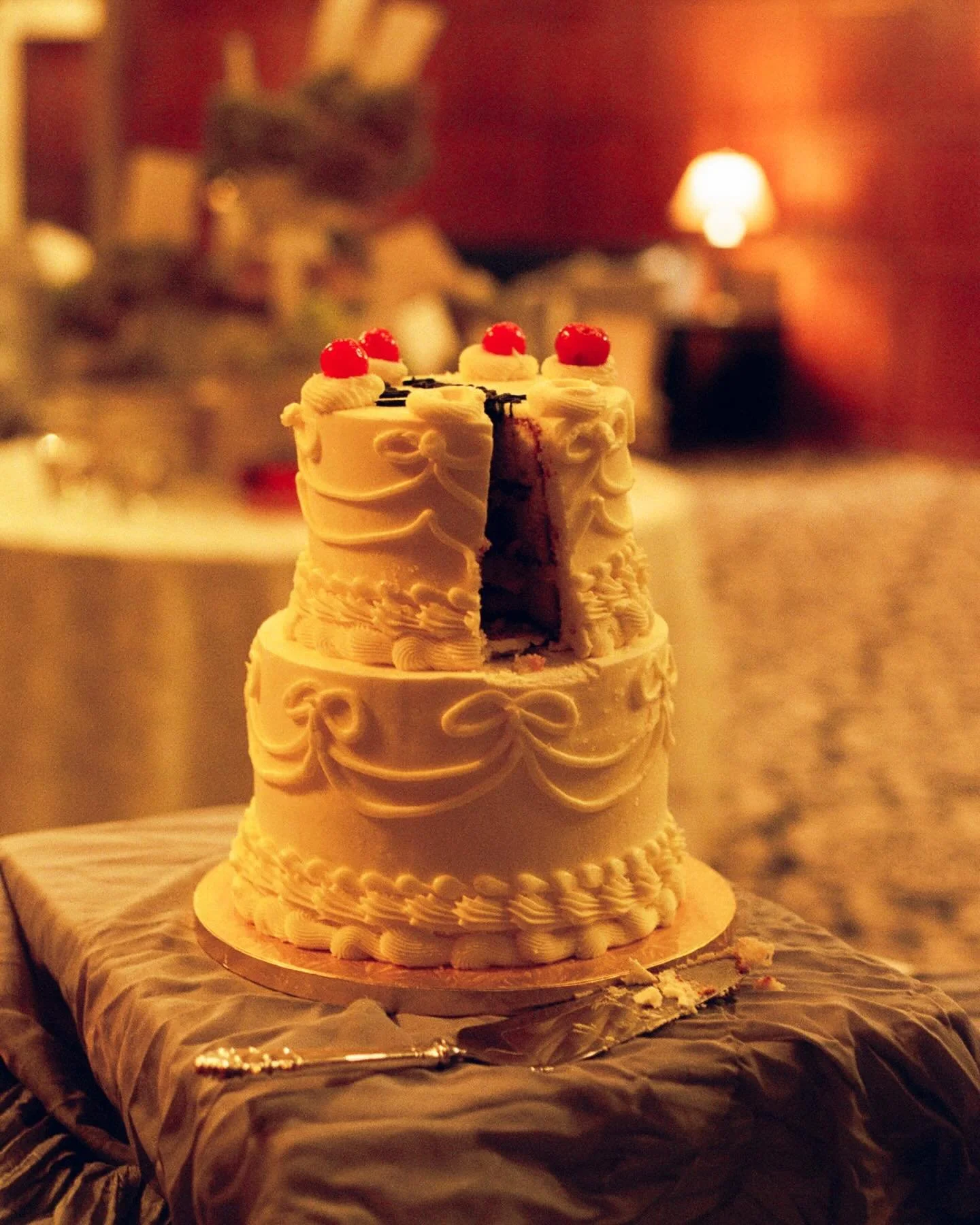 a couple of timeless details &amp; moments to smile about from hayley &amp; tim&rsquo;s wedding, on #kodakportra film 🎞️

🎂🌙🤍🎷🌹

second shot for: @maekrellphoto

-
#pennsylvaniaweddingphotographer #pennsylvaniaweddings #tristatephotographer #ny