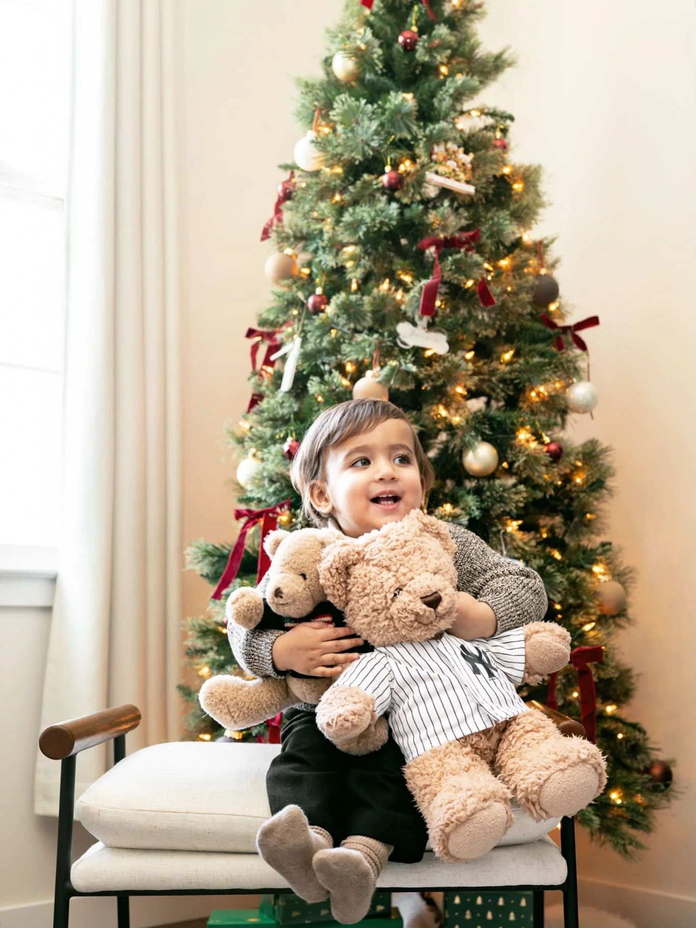 capturing some family fun time, at home for the holidays with the patels 🎄🏡🐾🤍🎁🧸

-
keywords:
nyc family photographer, long island, new jersey, north jersey, desi families, desi photographer, nj family photos, film family photos, nostalgic, docu