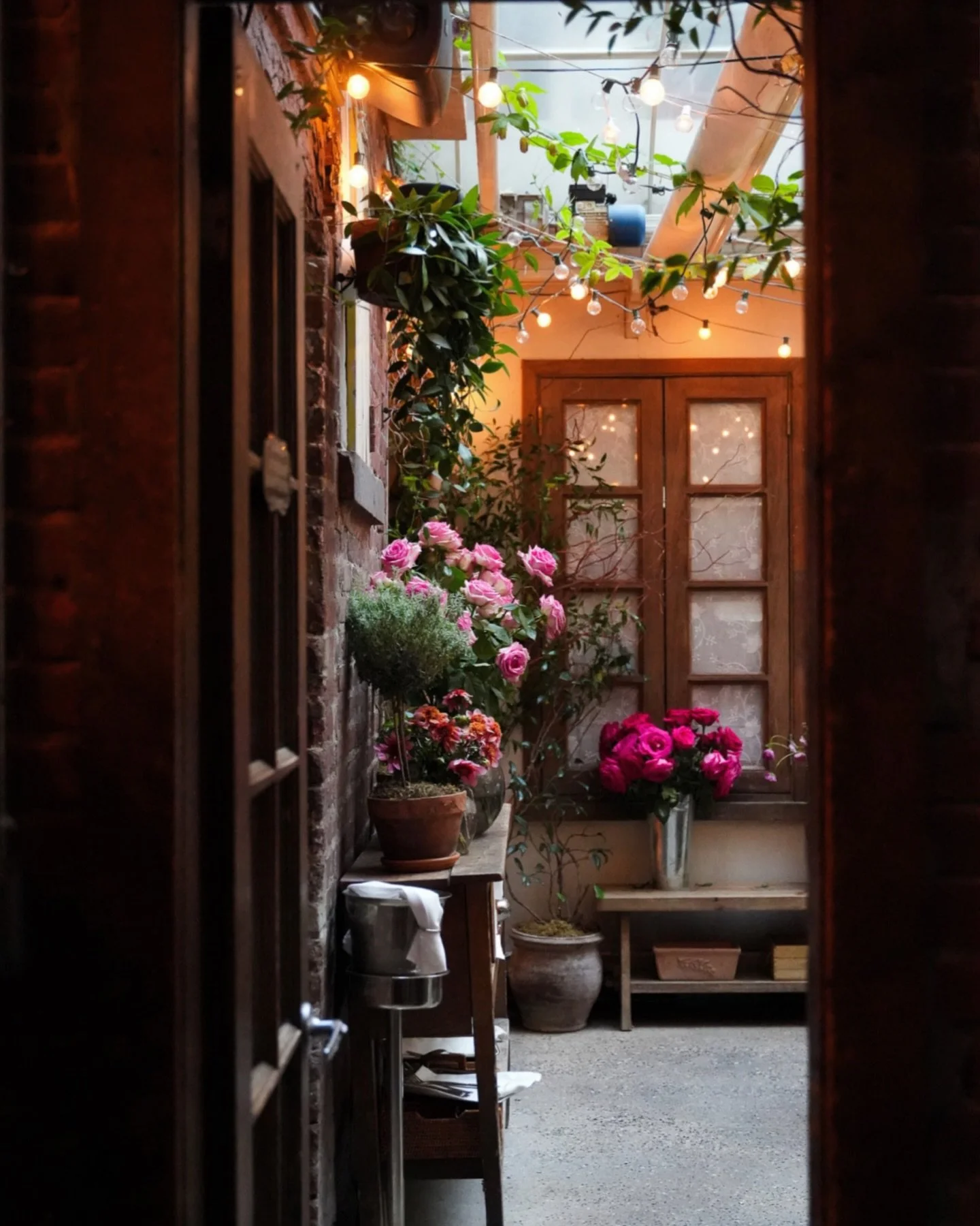 when i met neha and found out she was opting to celebrate her bachelorette over dinner with her closest girlfriends, it was an immediate yes. an intimate garden scene like this couldn&rsquo;t be more my speed 💐🕯️🥂🍝 

give me laughs, give me flowe