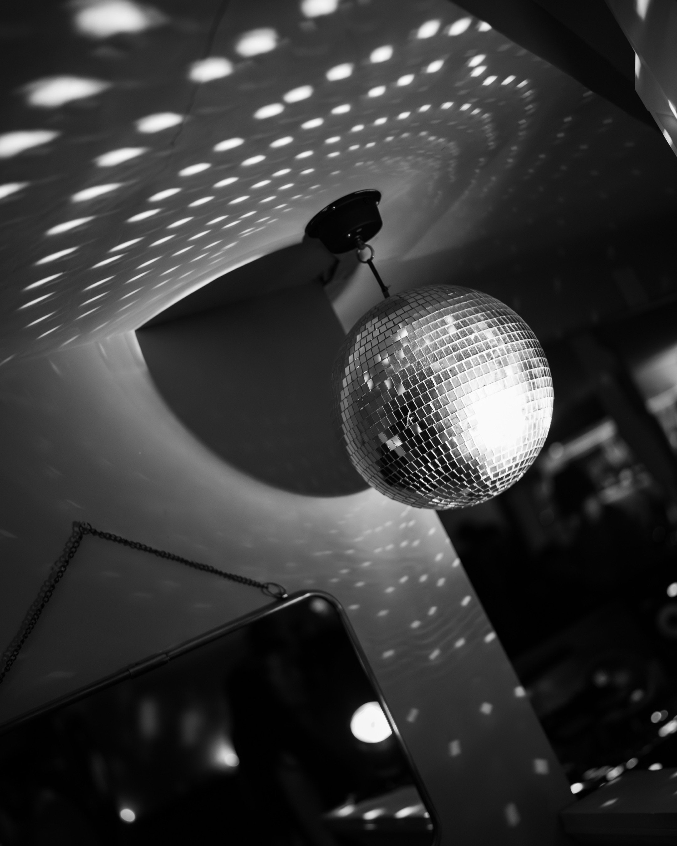 found myself back at @ms.yoo for rachel googs&rsquo; iconic 30th birthday party 🪩🕺🏽🍻 one for the books, so much fun dancing into the night with this crew!!! 

keywords:
nyc event photographer
milestone celebrations
nightlife photographer
nyc film