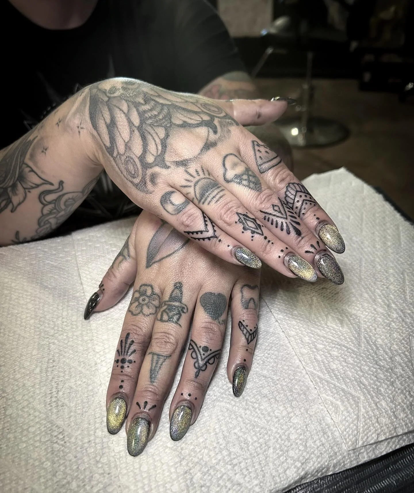 ✨Finger Sprinkles✨ for the toughest @akira2559 - hands are hard to heal & difficult to tattoo but I will happily tattoo ya after a convo of expectations vs reality in the healing and quality of hand tattoos. It’s always an honor to tattoo