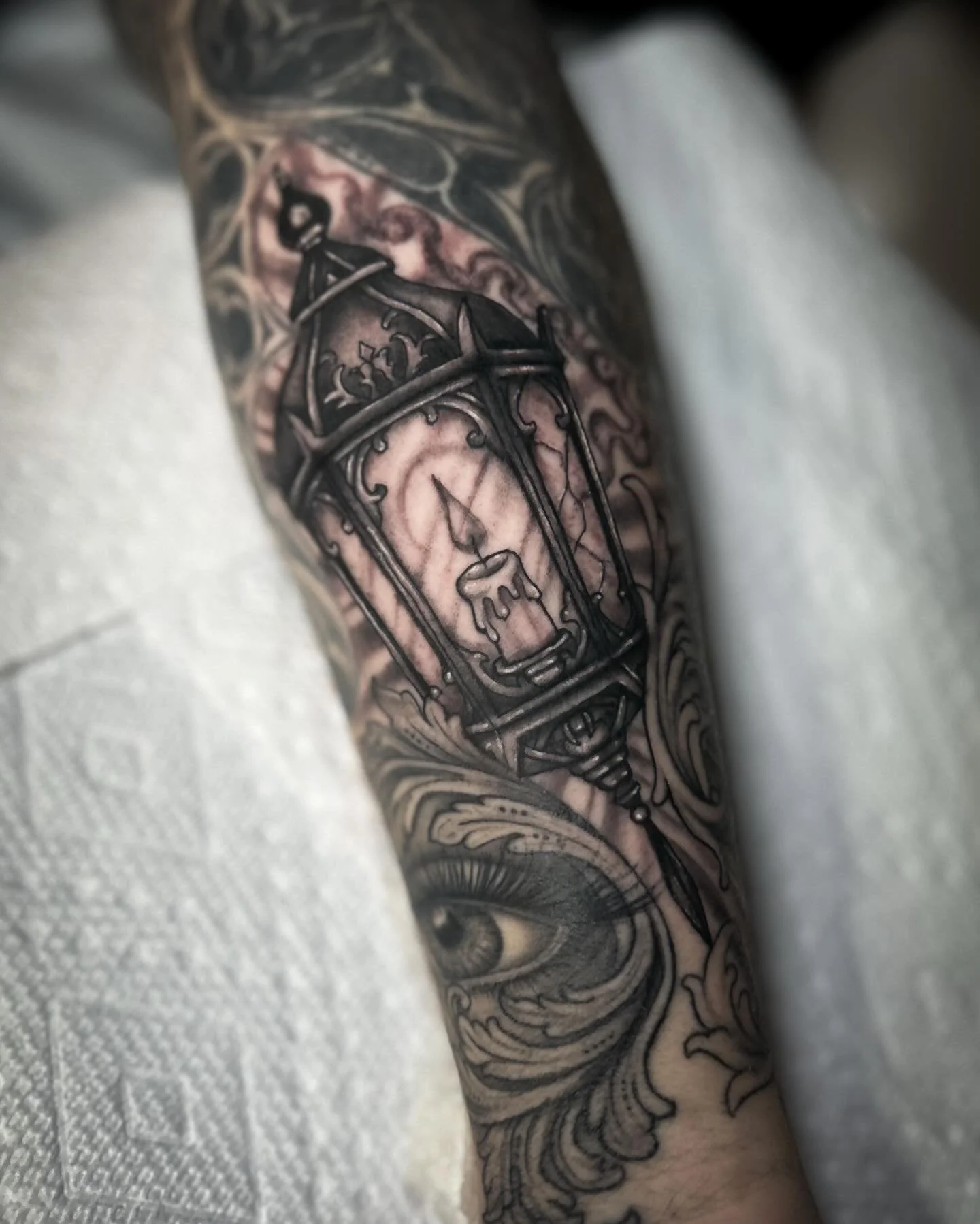 Lantern gap filler next to our healed eye for Fernando 🖤 I&rsquo;m absolutely loving all this black and grey! Reach out with any ideas and lets make some magic 🪄 

#denvertattoo #denvertattooartist #bouldertattooartist #coloradotattooartist #lanter