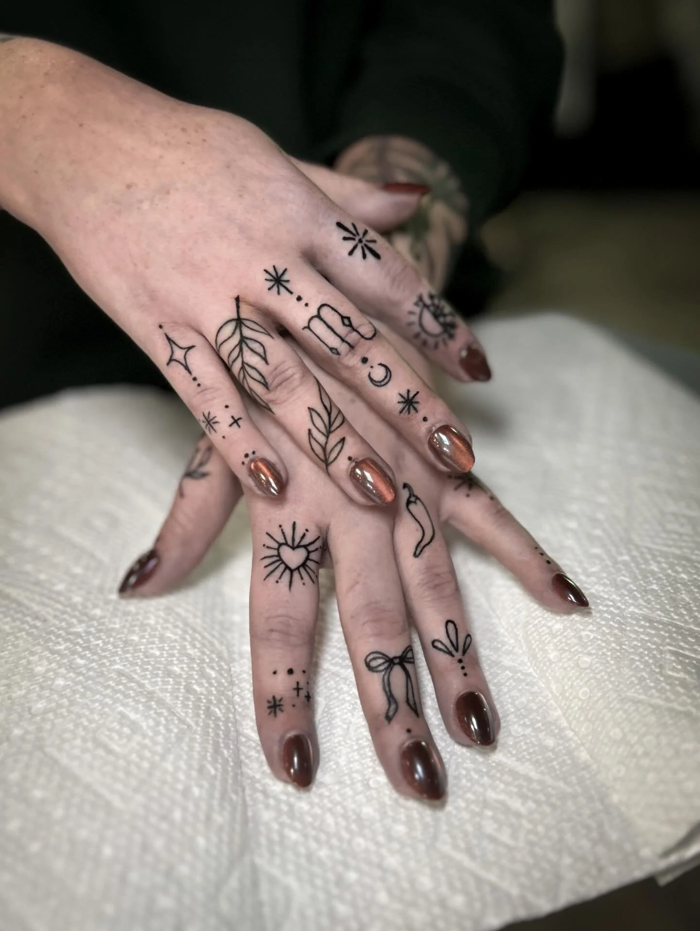 ✨finger sprinkles✨ for my friend. Reach out for yours 🖤

#denvertattoo #denvertattooartist #bouldertattoo #fingertattoos #coloradotattooartist