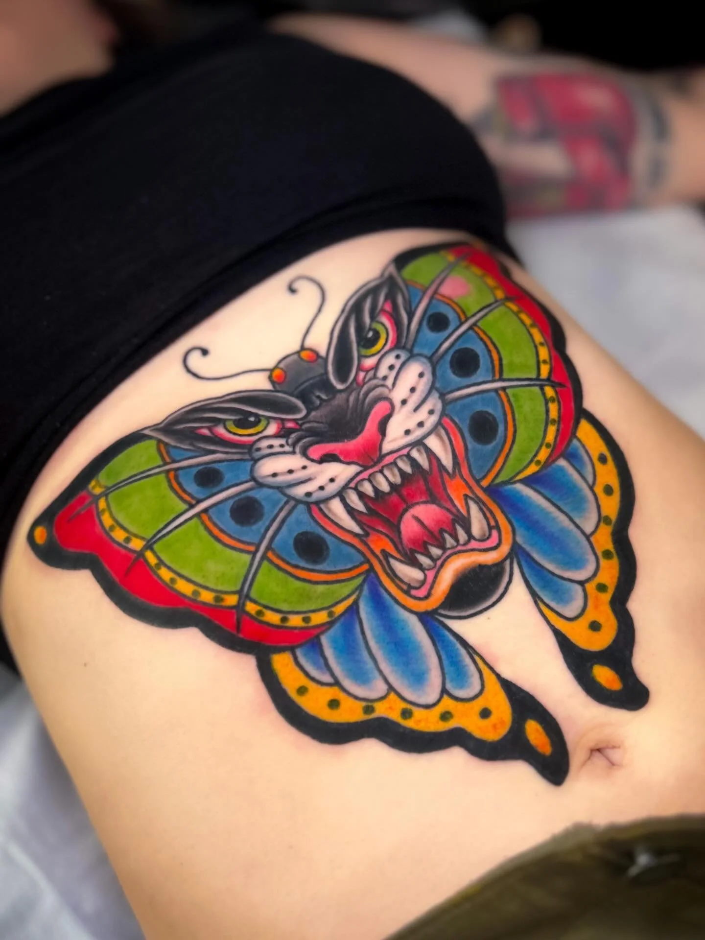 Tough tummy for one of my favorite baddies who sat so perfectly I thought I maybe killed her. @c_m_ehhh is one of my favorite people on the planet, gives me beer, good jokes and even better hugs. And also made pasties with my face on them. I have the