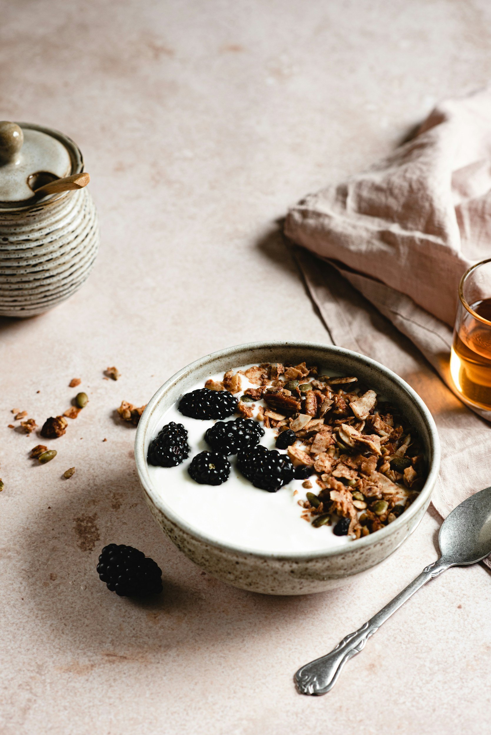 Greek Yogurt Breakfast Bowl – Gut-Friendly &amp; Antioxidant-Rich