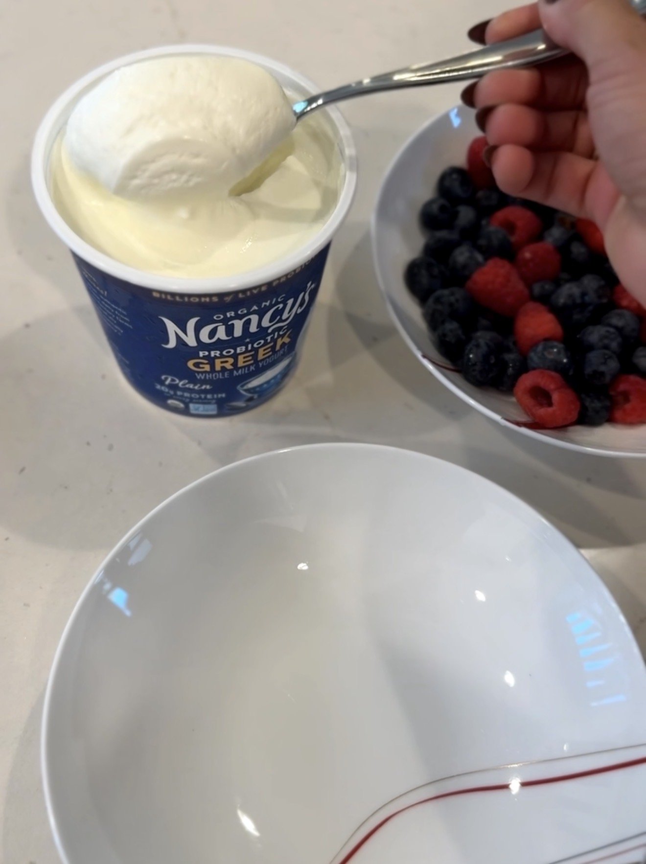 Greek Yogurt Breakfast Bowl – Gut-Friendly &amp; Antioxidant-Rich