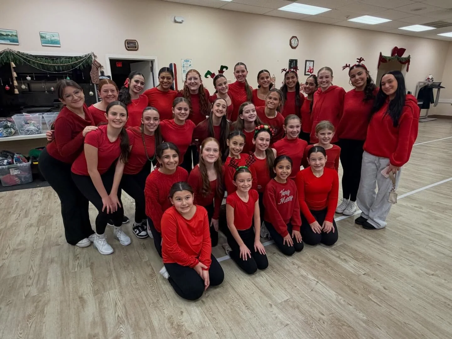 ✨Our Holiday performance today for the Mistletoe Market and Mini Movers was a success! Loved ringing in the holiday season in a festive way! ✨