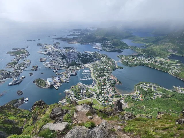 lofoten-highlights-solo-female-wanderer