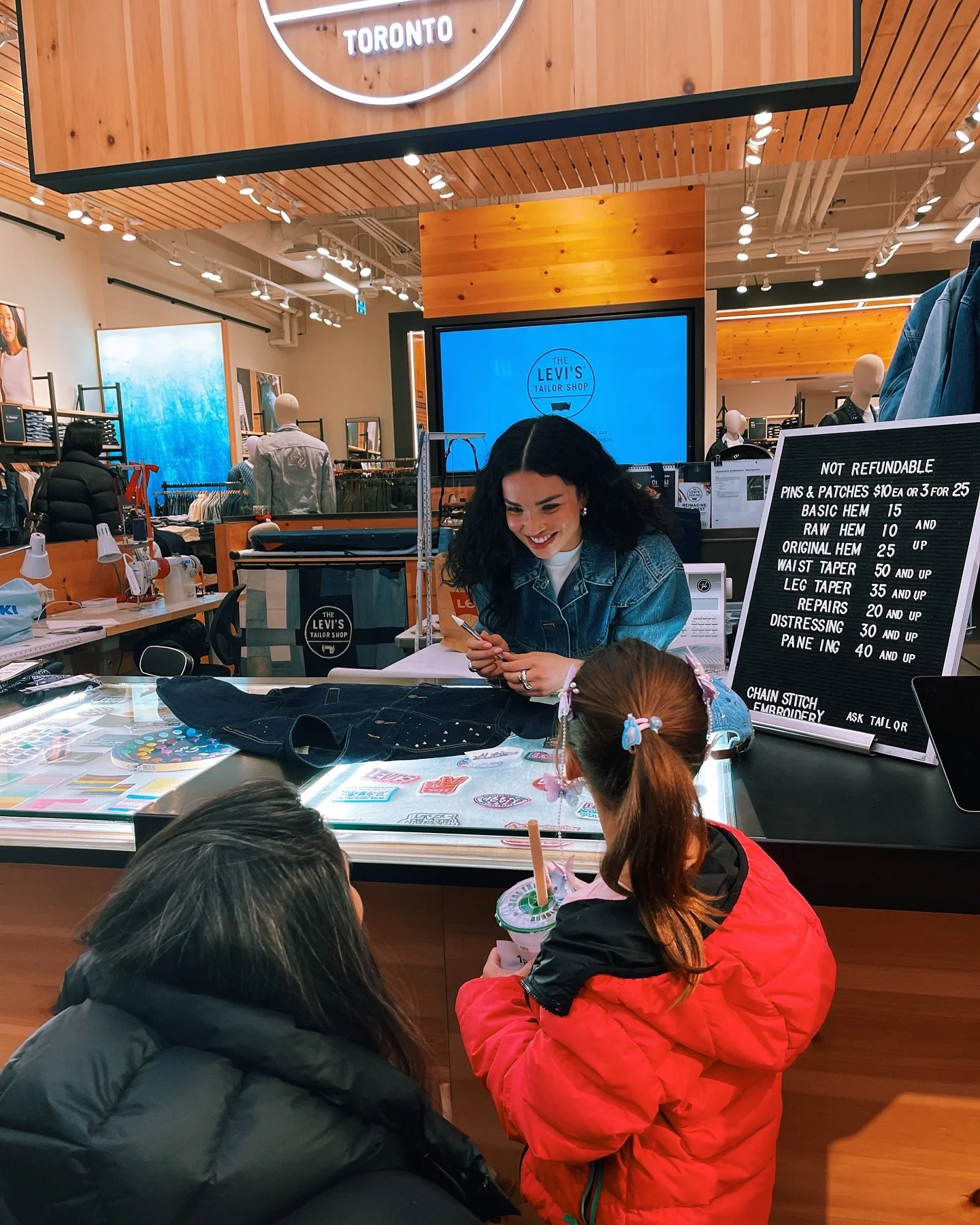 Fam went to show support to their aunty @natalyaamres at the @levis store 👖❤️✌🏽