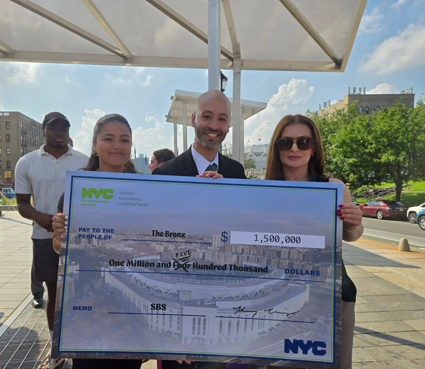 Today was an incredible day for the Bronx as we celebrated new grant opportunities that will help our small businesses grow and thrive.

A sincere thank you to Commissioner Kenny Minaya, the NYC Department of Small Business Services (SBS), and the en