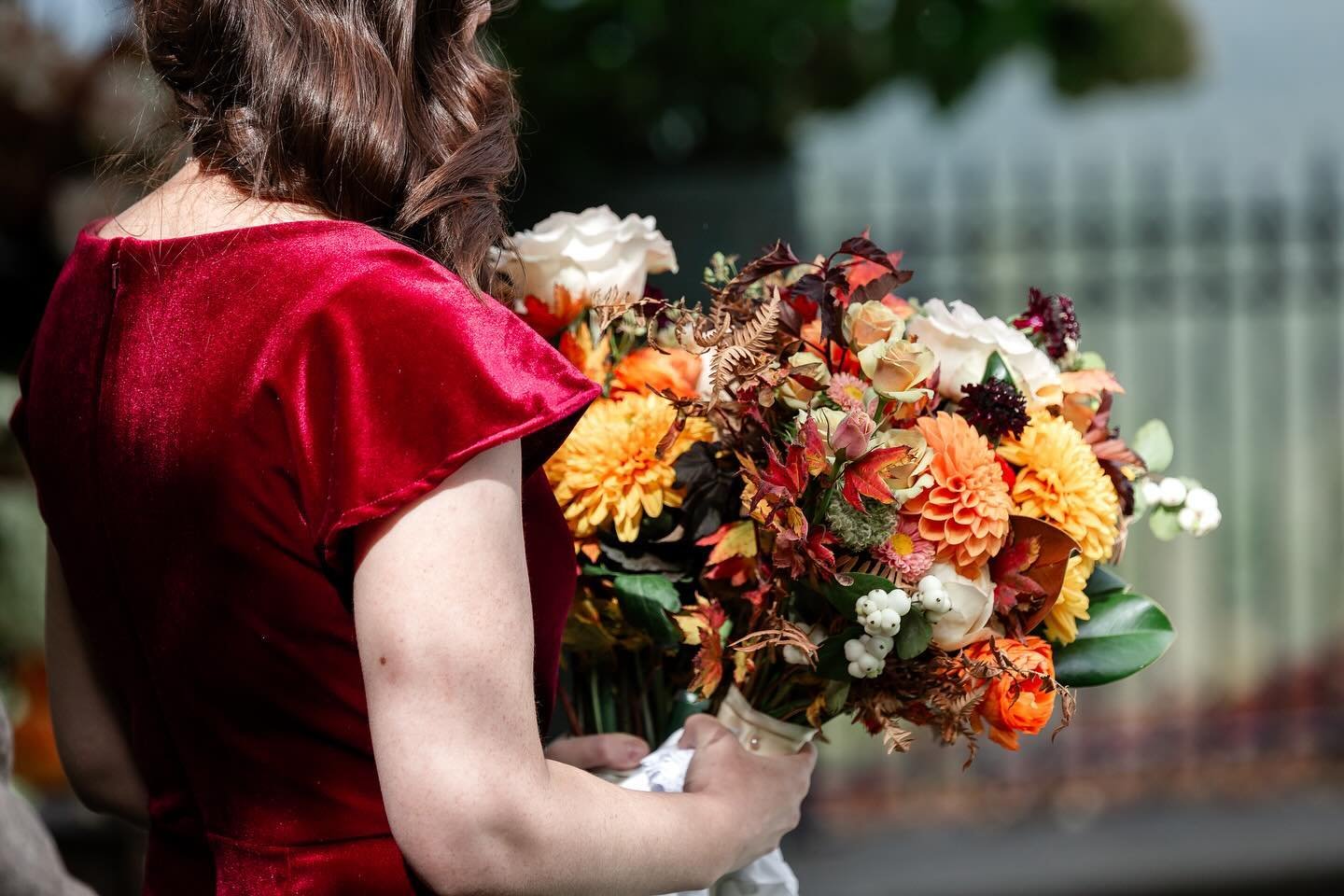 The stunning colours of Chris and Melissa&rsquo;s Fall wedding. 🥰 Rich, bold, beautiful. 
*
*
*
*
Florals @platinumfloraldesigns  Venue @westinbearmountain Rings @paulmarajewellers Cake @passionforcakescorinaludwig 
#weddingphotographer #victoriabc 