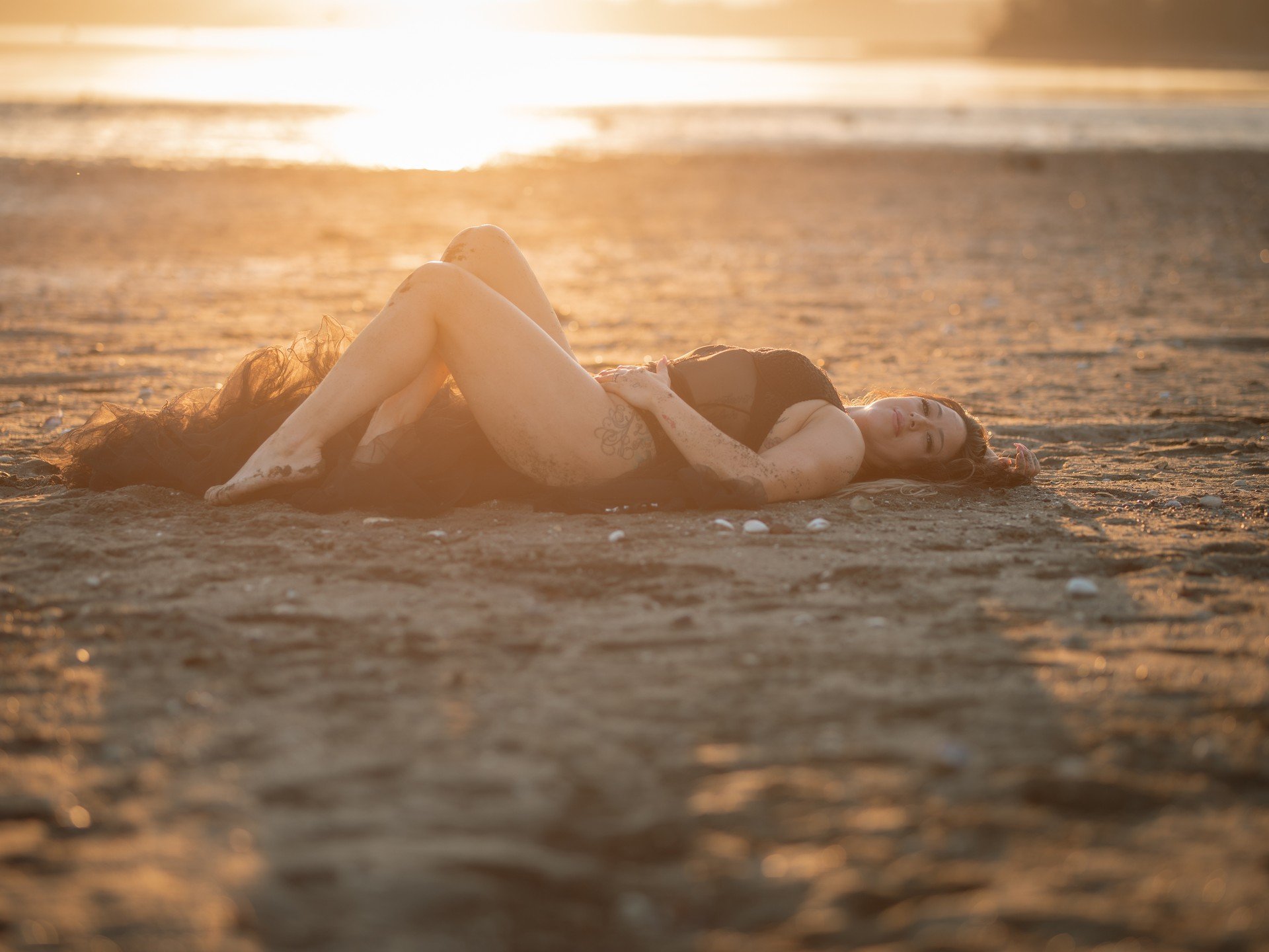 Sometimes the sun comes out at just the right time! From our photoshoot with @queenfactor 

#sunsetportrait #beachportraits #bcphotographer #portraitphotography #strongwomen #sunsetphotoshoot
