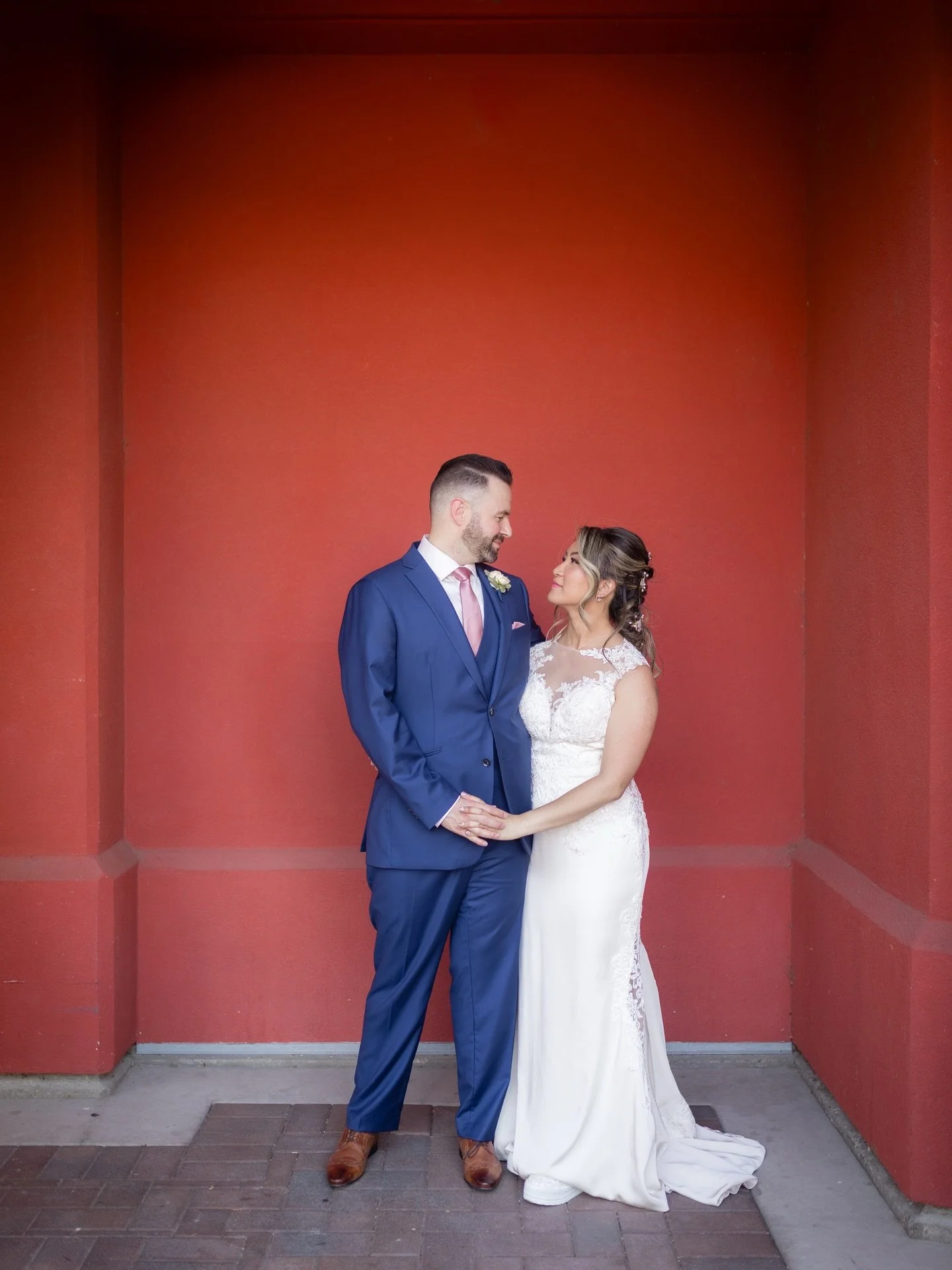 A perfect little red corner for some portraits. @manteoresortkelowna Hair by @shans_simple_styles Makeup by @topnotchartofmakeup Wedding Organizer @borrowedandblueevents