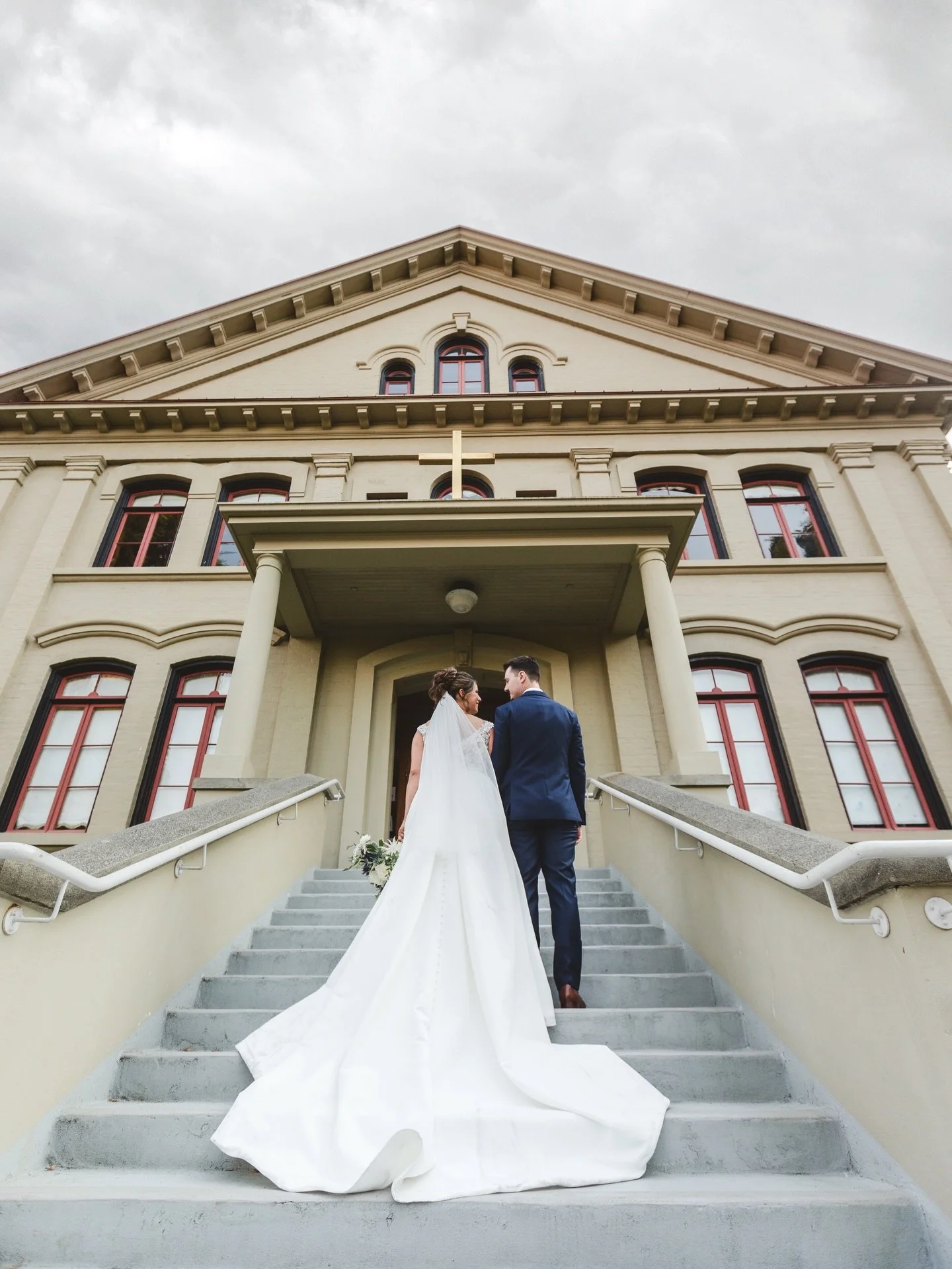 Gorgeous moments with Michelle and Anthony. A staircase, a long dress and a wide lens equals fantastic memories! 🥰