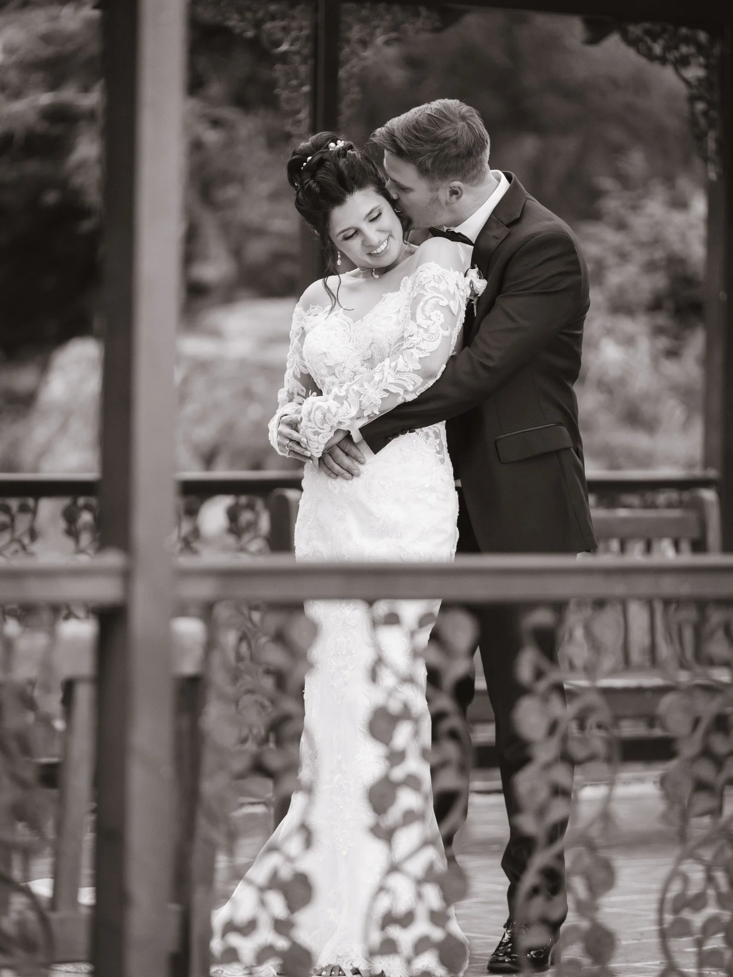 The beautiful in between moments ❤️ #lindseymillarphotography #bcweddings #westcoastwedding #canadianweddingphotographer #vancouverislandwedding