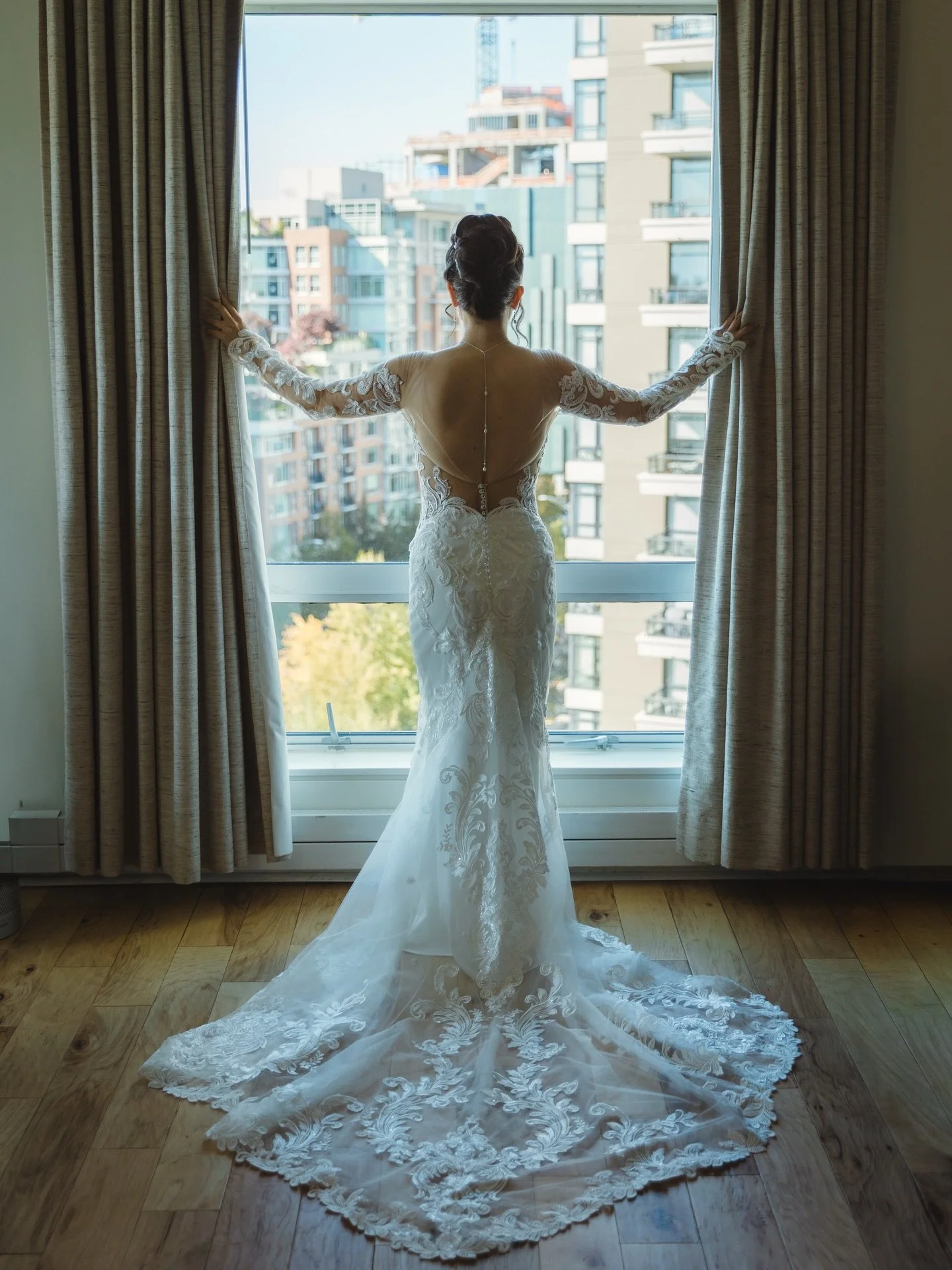 What 2 photographers can capture working together, independently and on opposite ends of things ❤️ Working with my husband is truly a gift 🥰 #westcoastwedding #bcweddingphotographer #yyjweddings #vancouverislandweddingphotographer #lindseymillarphot