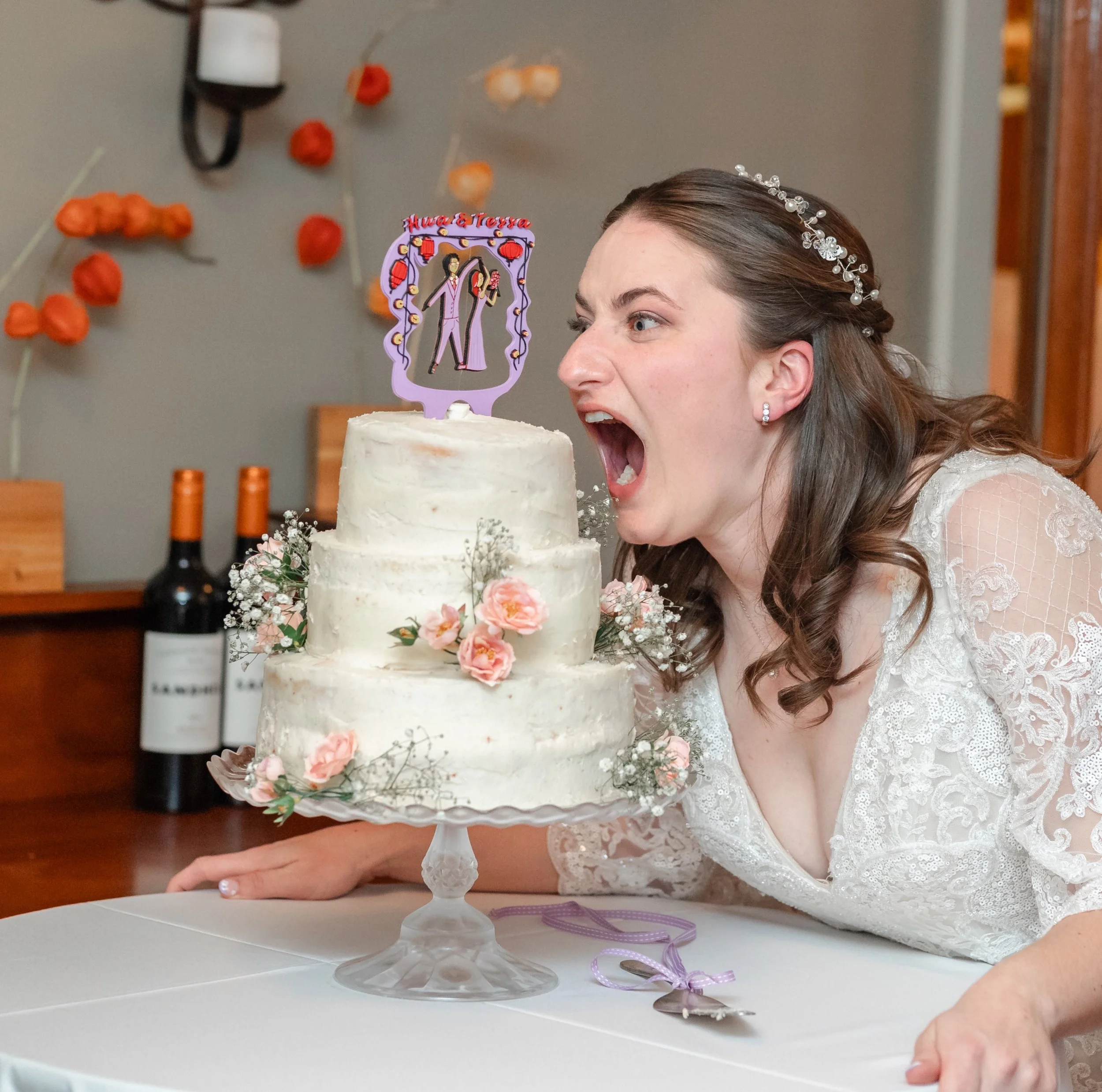 Here for it all! Another of my favourite photos from 2025. Cake! ❤️ #canadianweddingphotographer #weddingphotography #fearlessphotographers #bcweddings #documentaryweddingphotography
