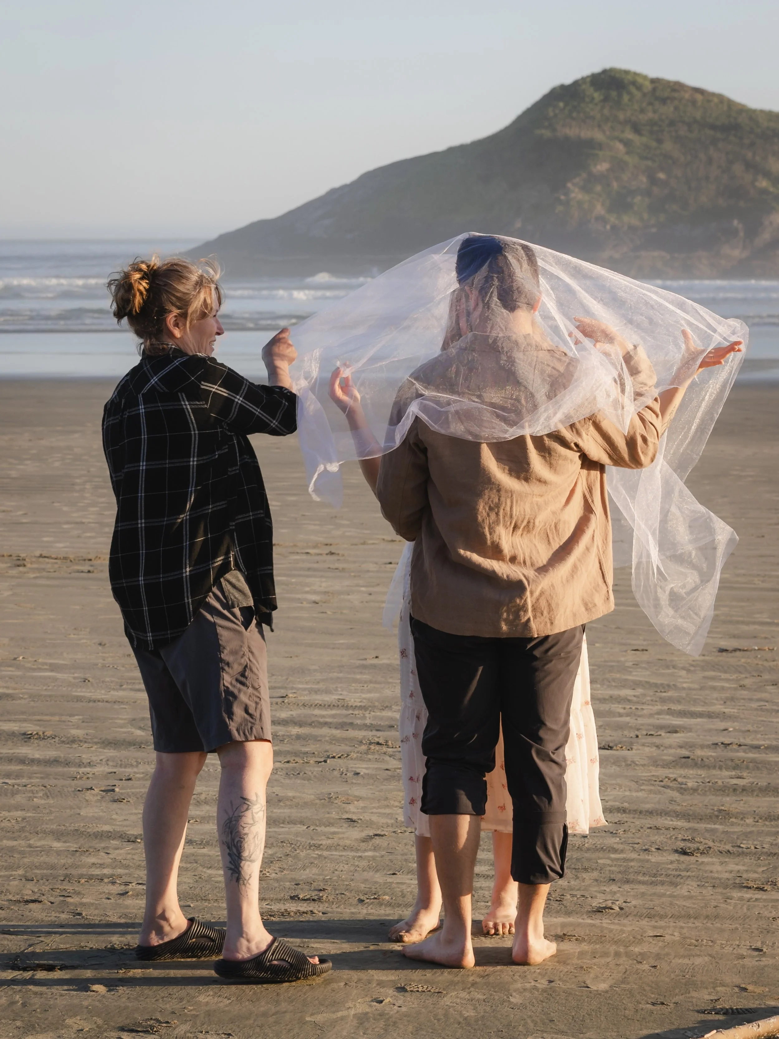 Behind the scenes in Tofino with Amber and Jaiden. ❤️ #westcoastlove #lindseymillarphotography #tofinophotographer #tofino #vancouverislandphotographer