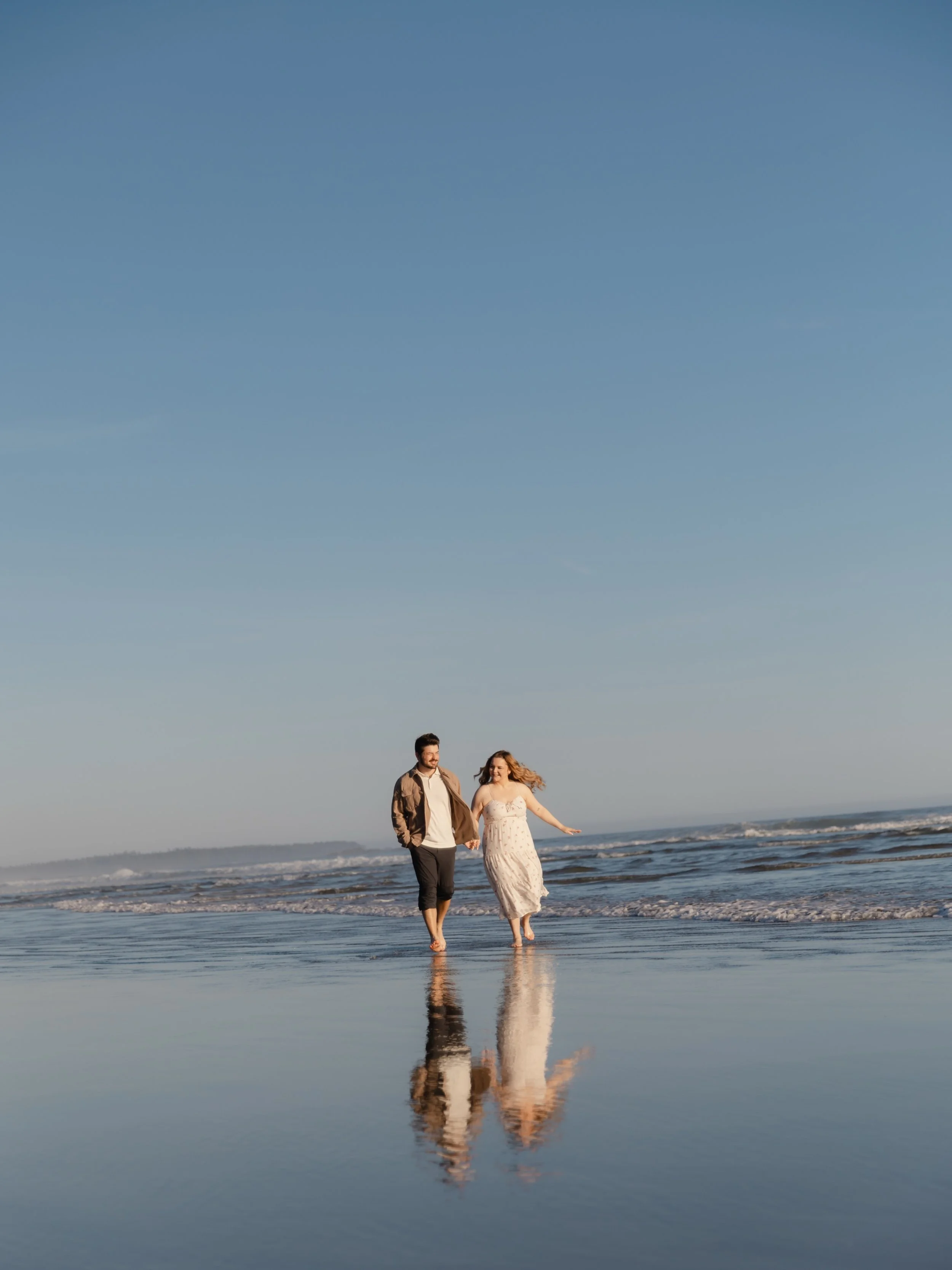 I ❤️ Tofino! Amber and Jaiden. Big sky, big beach and big love! This was so much fun. #tofinophotographer #westcoastphotographer #couplesphotography #lindseymillarphotography
