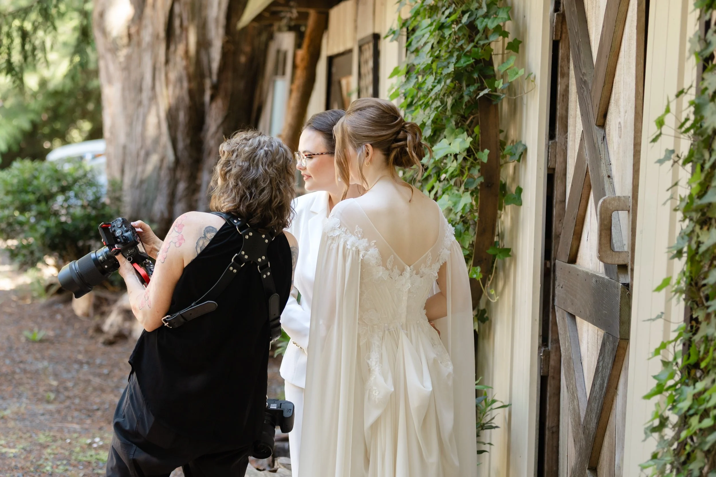Behind the scenes at Cedar Haven with our brides. 🥰 I&rsquo;m working through their gallery for delivery next week. Thanks to my husband for always remembering to grab a few behind the scenes photos, I always forget 😬#westcoastwedding #bcweddingpho