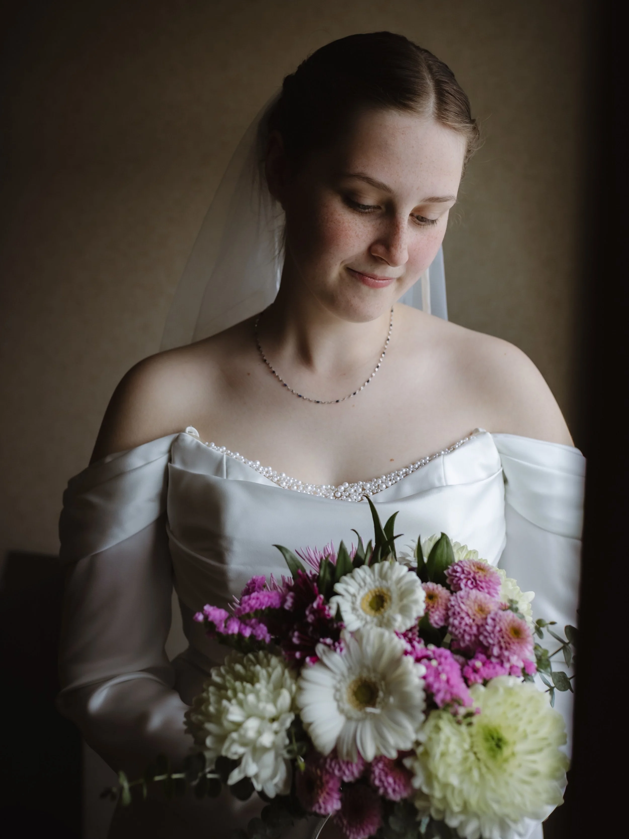 A quiet moment. ❤️ #weddingphotographers #weddingday #brideportrait #lindseymillarphotography