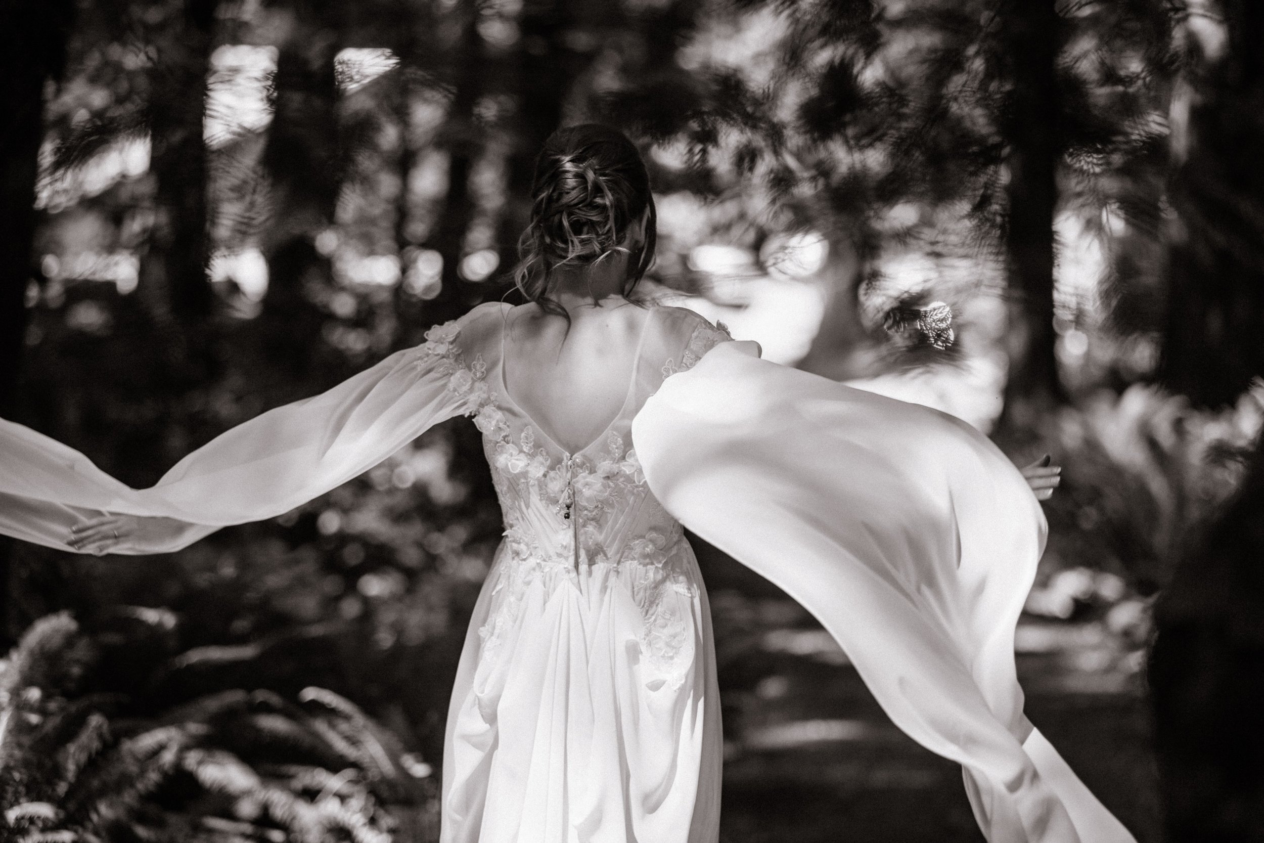 Elegant, effortless, and completely in the moment. The kind of portrait that never goes out of style. ❤️ Venue: Cedar Haven in Sooke. #westcoastweddings #lindseymillarphotography #bride #weddingphotography #canadianweddingphotographer