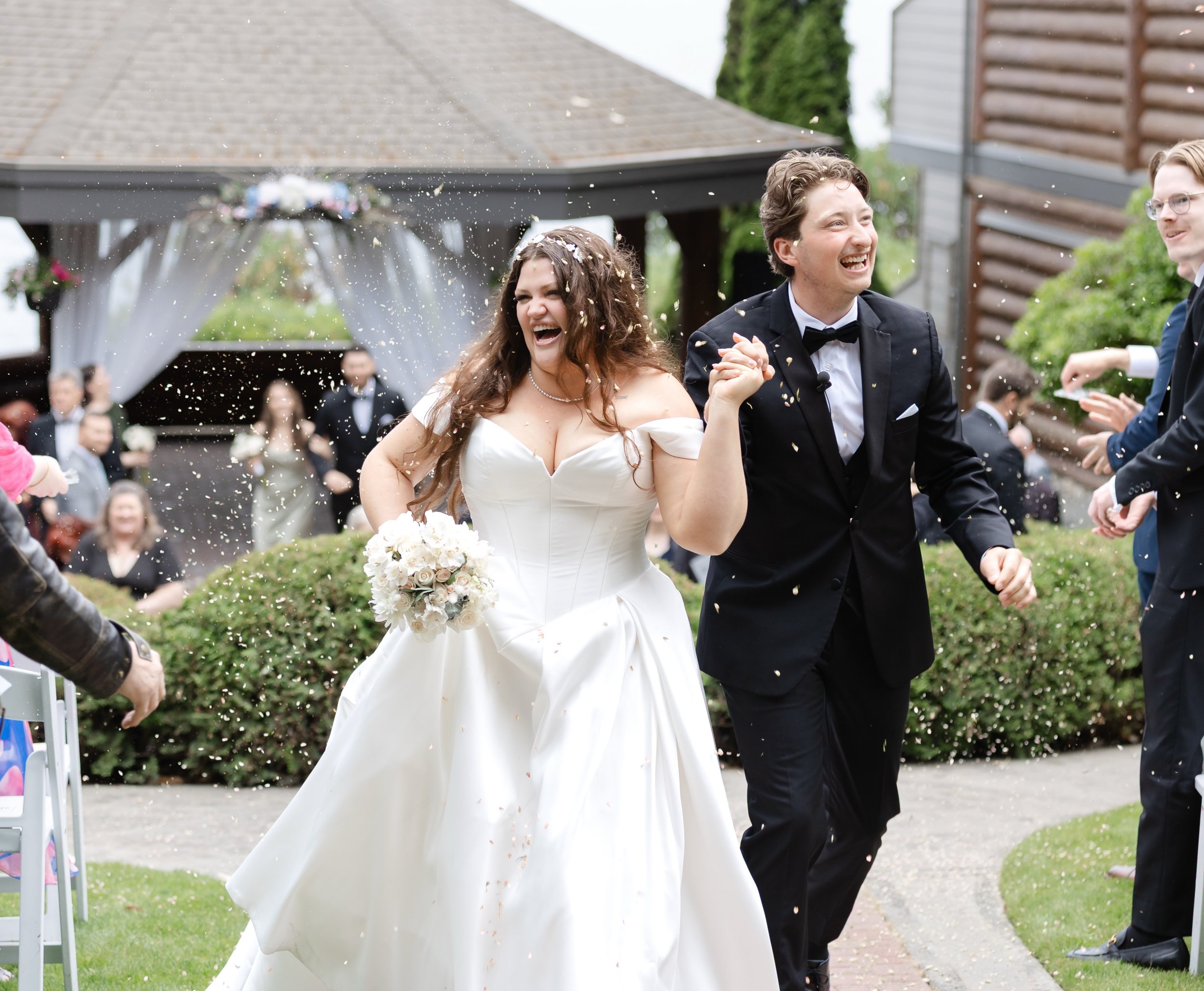 Congratulations to the most lovely couple Sam and Liv. Married on Friday at @tighnamara in #parksville We were so happy to be there to capture so many memorable moments for you both and your family and friends too. #lindseymillarphotography #canadian