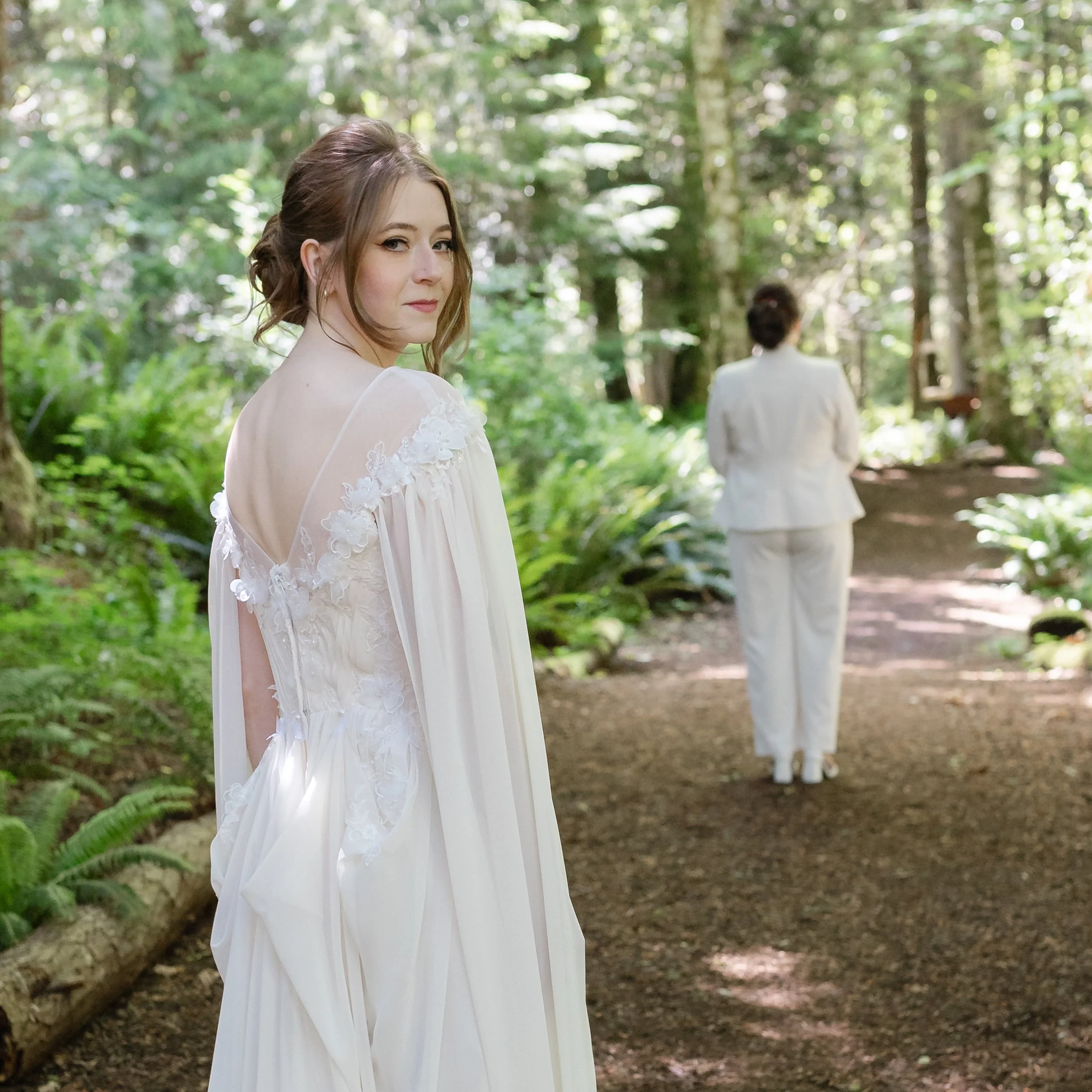 First look moments we love. From Stassi and Taylor at Cedar Haven in Sooke. 🥰🥰🥰 #canadianweddingphotographer #bcweddingphotographer #vancouverislandphotographer #lindseymillarphotography