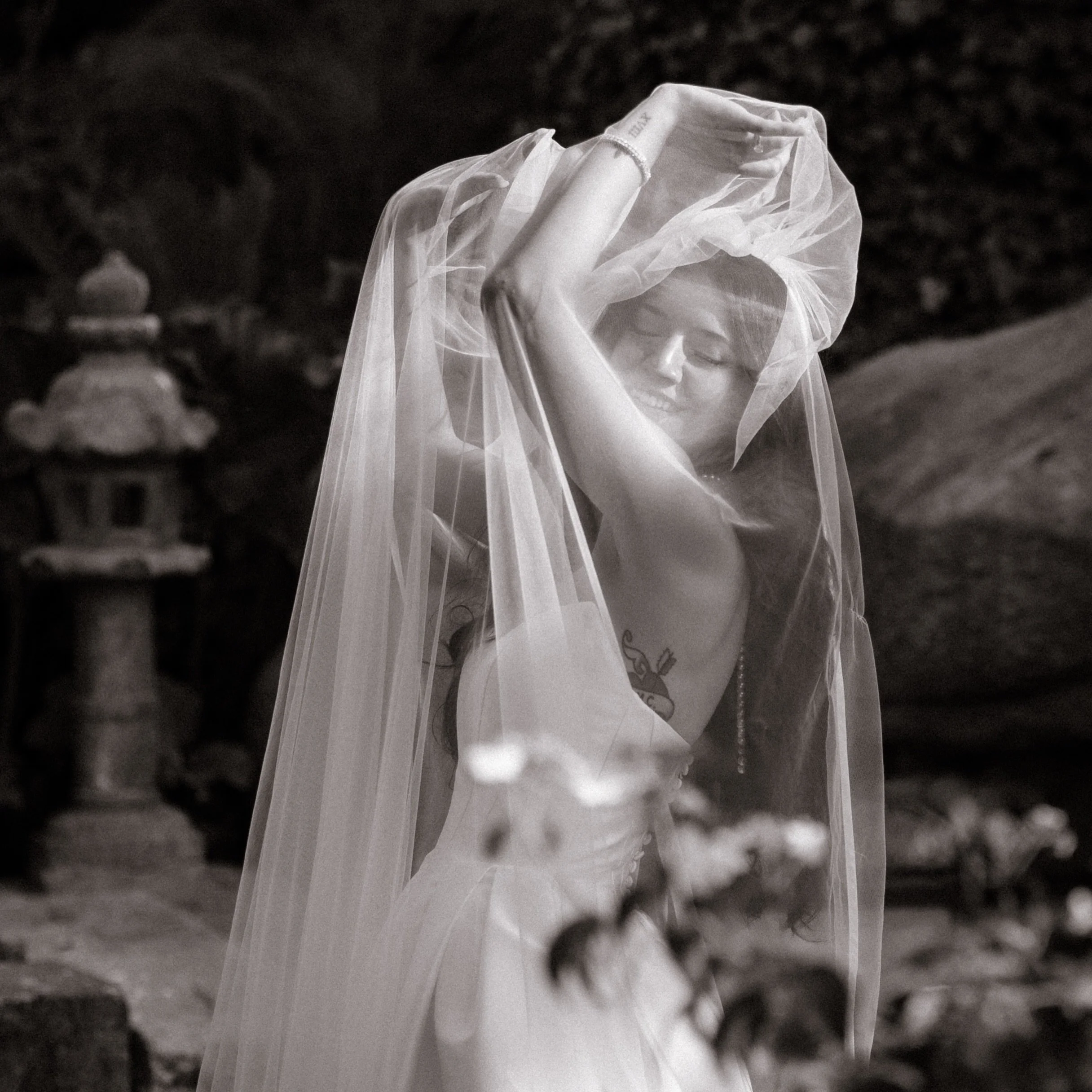 Gorgeous black and white moments from Claudia and Ryan&rsquo;s preview gallery.

Venue @innatlaurelpointweddings 
Wedding Planner @yourdaywedd 
Dj @rsmproductions8095 
Hair &amp; Makeup @mothandflamebeautyco 

#canadianweddingphotographer #vancouveri