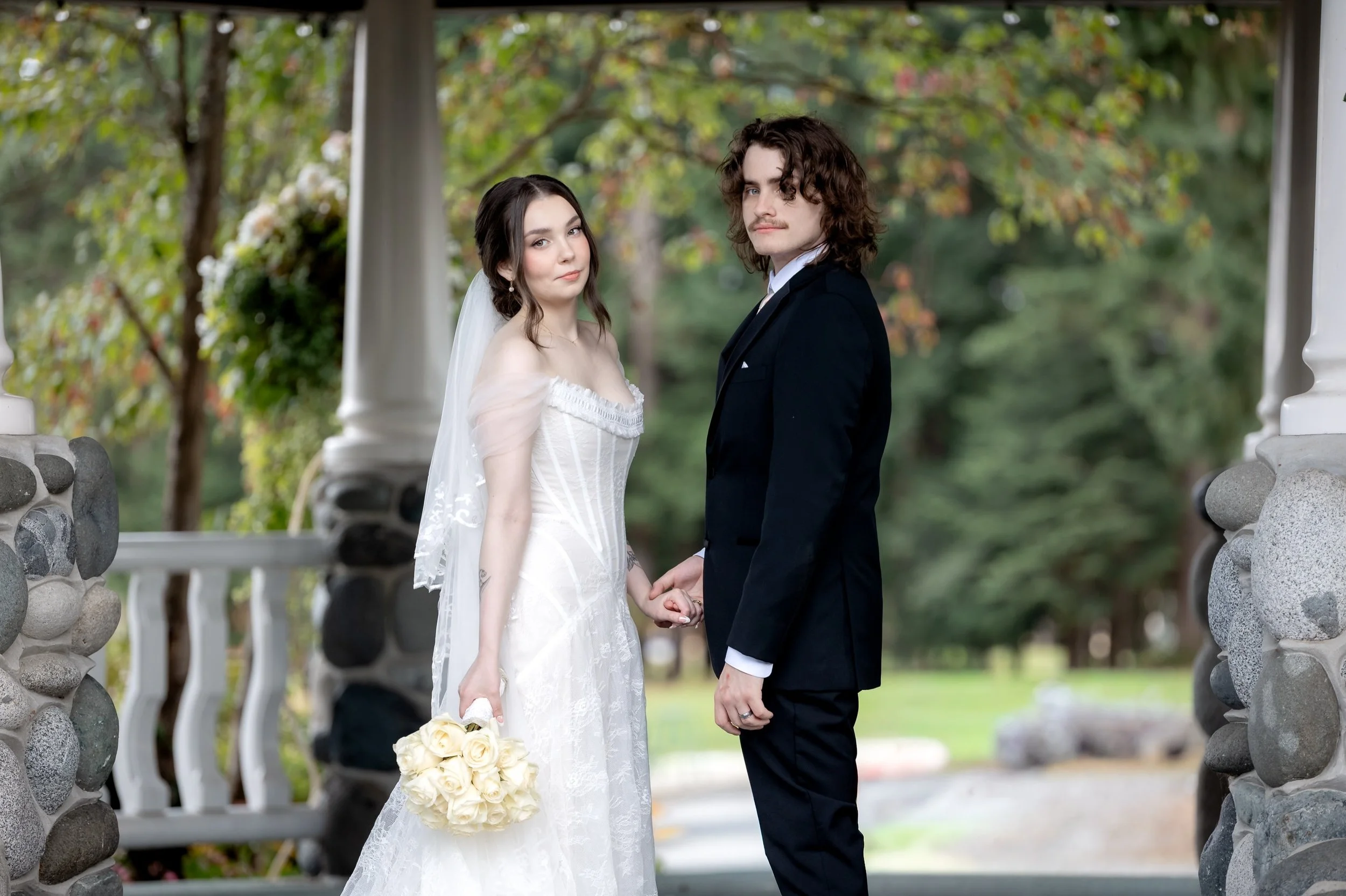 Congratulations to Holly and Kalvin! Married on Saturday at the lovely @crownisle in Courtney. Hair and makeup by @evelynbeautycollective and fantastic DJ was @justrightdjservice Images from their preview gallery. #canadianweddingphotographer #lindse