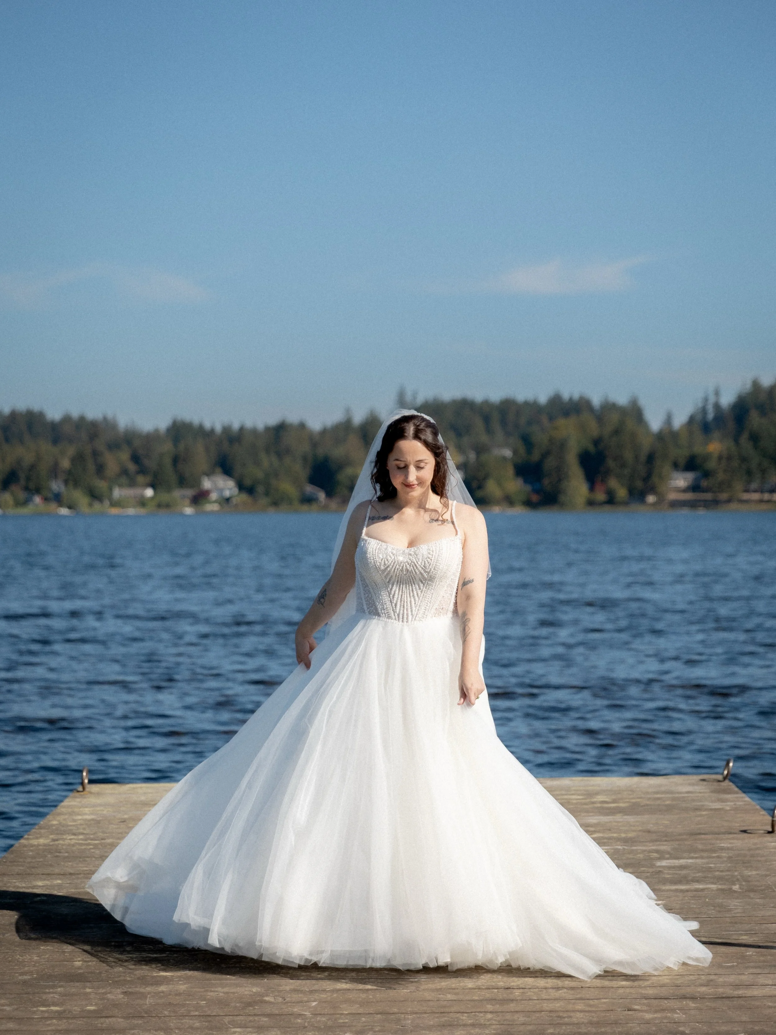 A beautiful moment with Lydia. Hair and makeup by @van.island.makeup.artist Venue @brannenlakeestates #bcweddingphotographer #lindseymillarphotography #westcoastweddings
