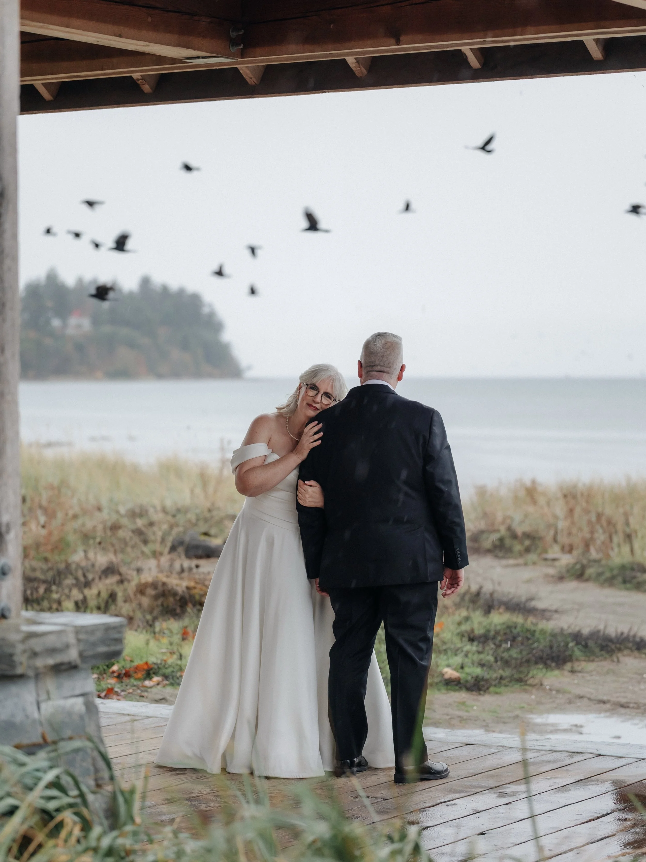Sometimes birds are perfectly on time! More previews from John and Kirsten in Parksville on Saturday. 

Venue: Beach Club Resort
Hair and makeup: @amandagangoso 
Flowers: @cori_lynns_floral_designs 

#westcoastweddings #bcweddingphotographer #vancouv