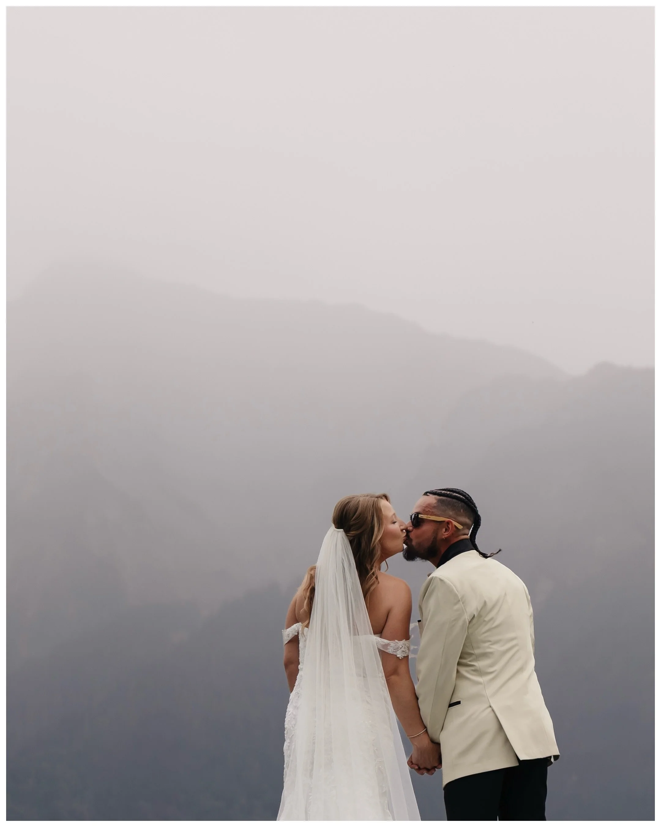Mountain views and beautiful moments from Tyler and Andrea&rsquo;s wedding day! ❤️

Such a stunning backdrop for their celebration, and so many wonderful memories captured along the way. I absolutely love how these images showcase both the incredible