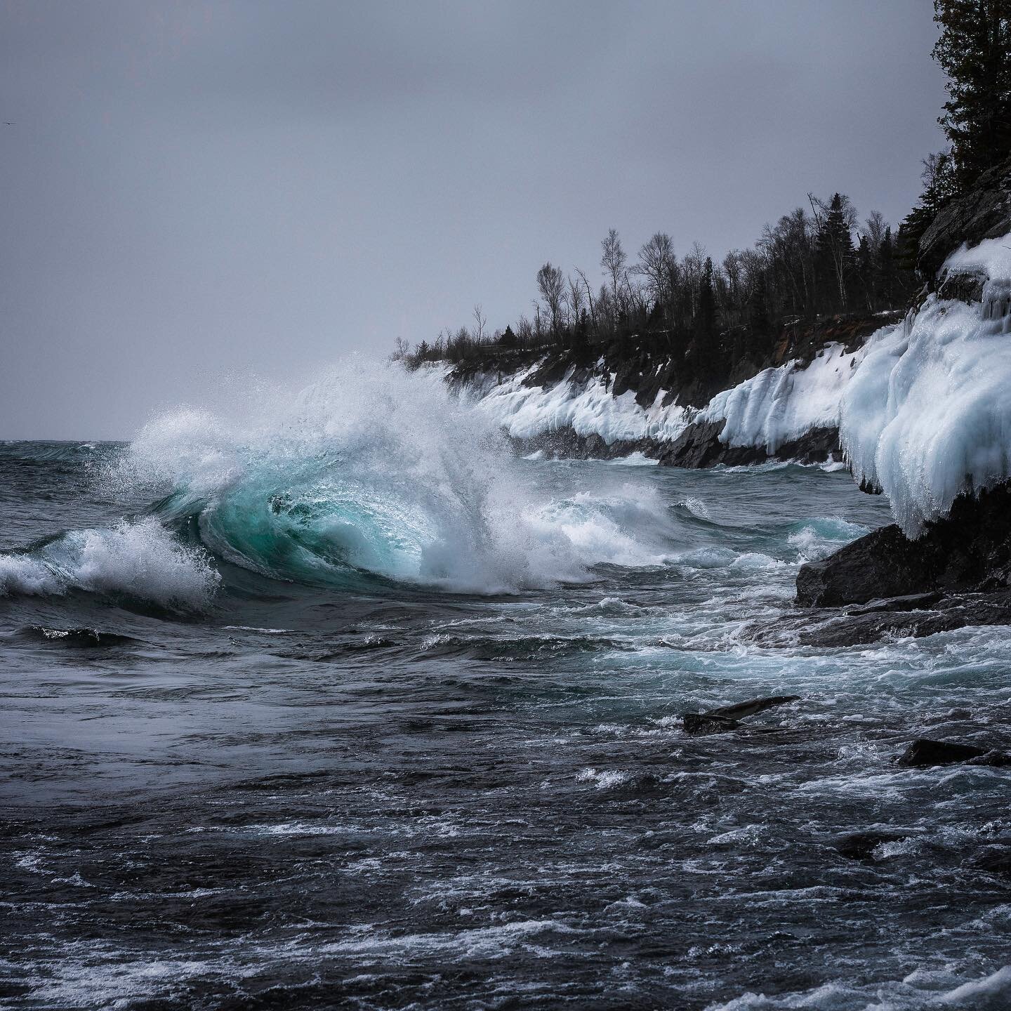The waves on Lake Superior yesterday certainly weren&rsquo;t as big as the November gales, but the color in theses curls was incredible.
.
.
.
.
.
#lakesuperior #lakesuperiormagazine #lakesuperiornorthshore #lakesuperiormn #gitchegumee #northshoremn 