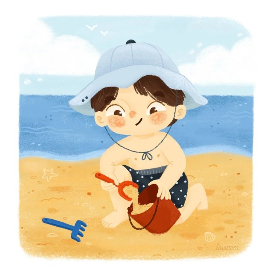 Un niño en la playa, usando un sombrero grande y con una pala en las manos, jugando en la arena con un cubo y un rastrillo.