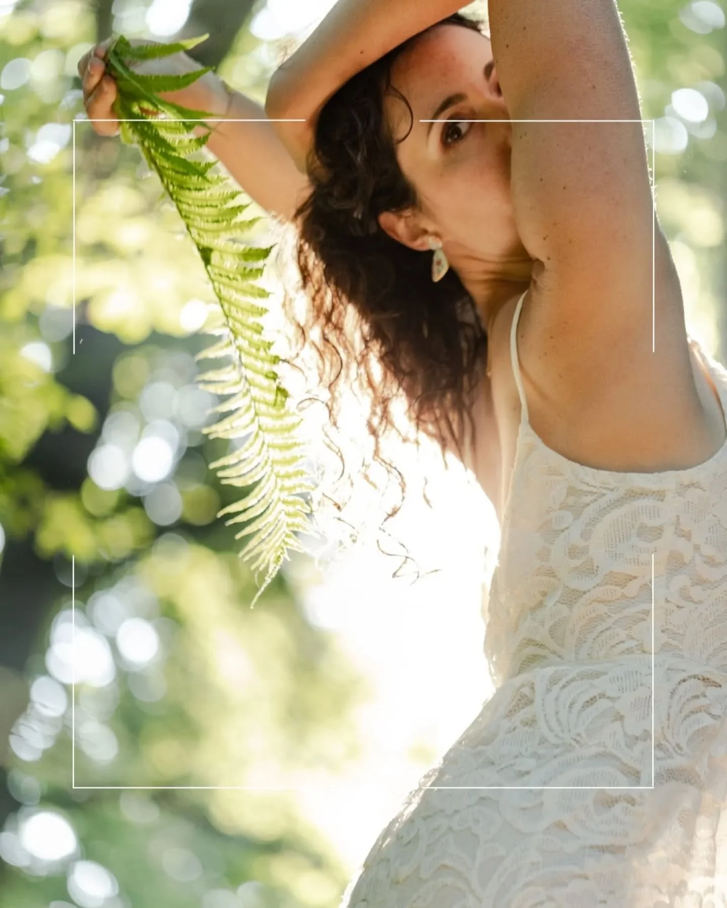Summer sunrise vibes. 
Magie. Licht. Weiblichkeit.  Verletzlichkeit. Natur. Du. 

#womensphotography
#aktfotografie #boudoirphotography #outdoorshoot #lovenature💚 #availablelight #sunriseshooting #Fotograflippe #aktshootinglippe #fotografienadinemar