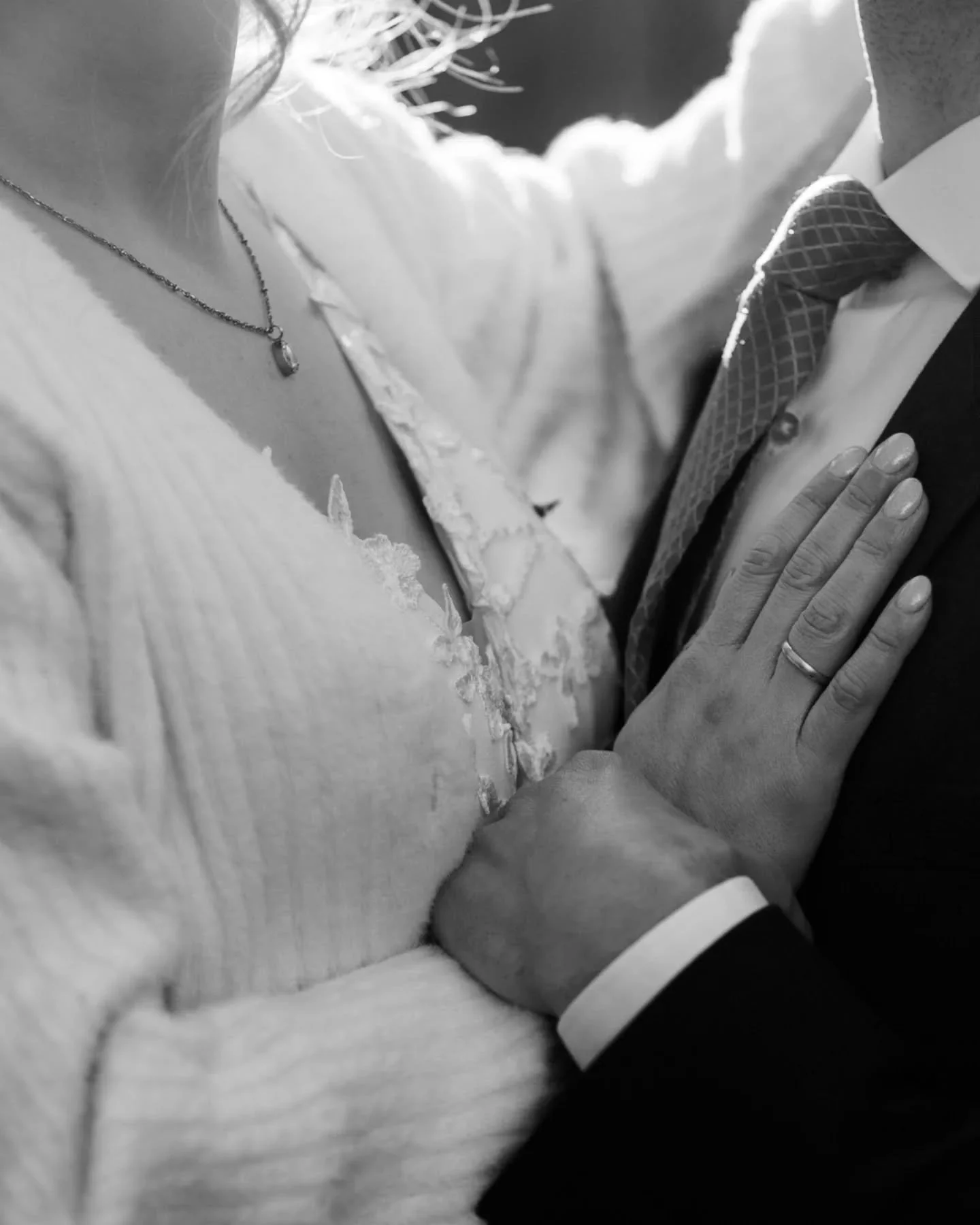 Diese kleinen zarten Momente. Eine Ber&uuml;hrung. Ein H&auml;ndedruck.  Ein L&auml;cheln.  Der Ring. Das Licht. Dieser kleine Moment wo Blicke sich treffen. 
Diese kleinen Details. Diese  kleinen Momente.  All das, was das Herz so sehr  ber&uuml;hrt