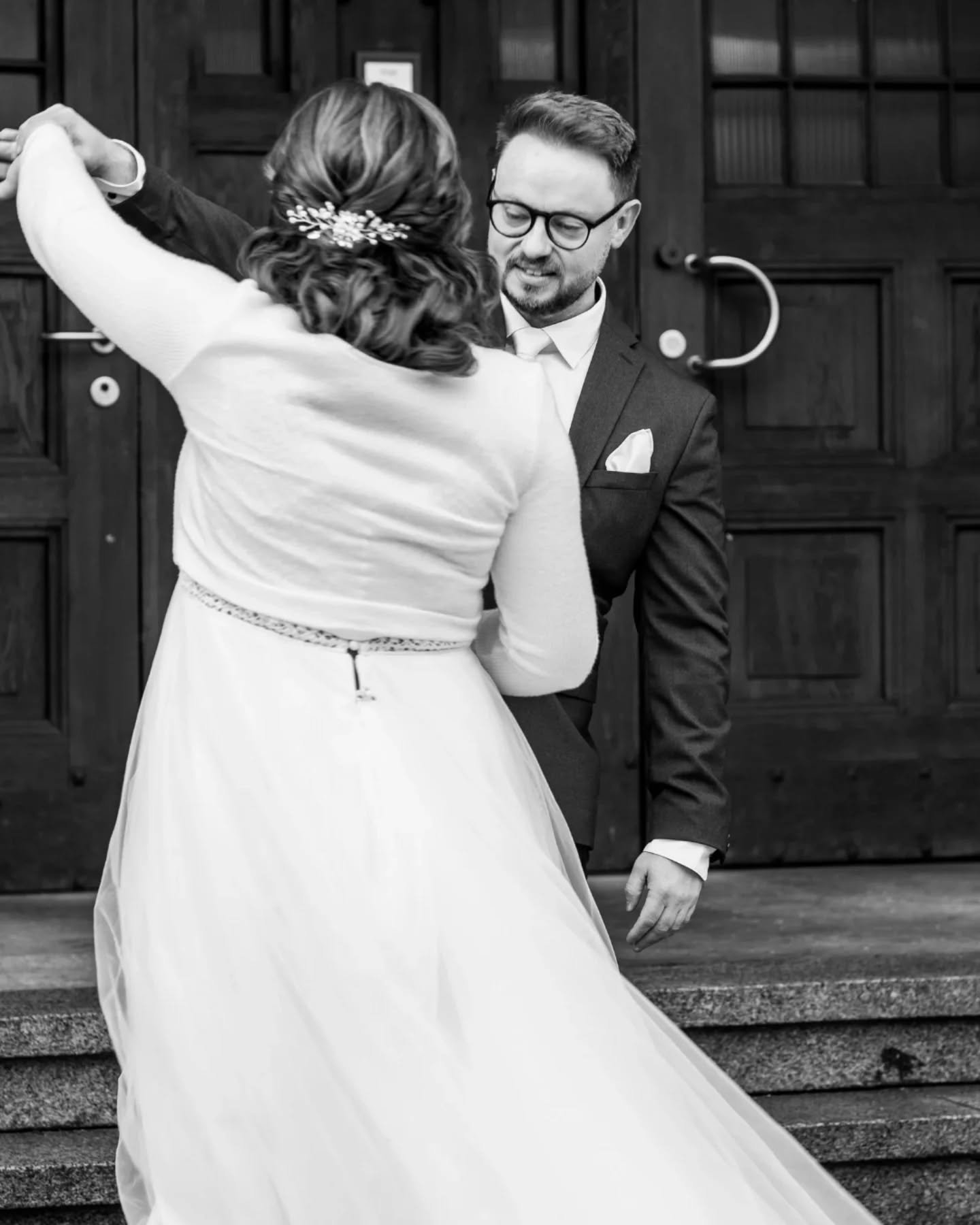 Und weil heute die dritte Trauung des Jahres ansteht, noch ein (vorerst) letztes aus dieser wundervollen ersten Trauung in 2026 🫶🏾. 
Ein Auftakt bei Schnee, mit kullerbauch und so viel Liebe.  Bin dankbar und beseelt diesen wundersch&ouml;nen Beruf