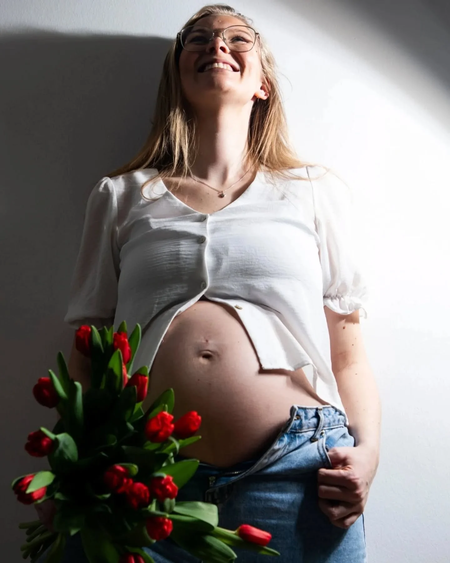 Blumen, Kullerbauch, ein Lachen. Ein bisschen  Licht. Ganz viel Lebensfreude. Ein bisschen Magie und viel Vorfreude. 🫶🏾
Ein Fotoshooting ist so viel mehr als viele Menschen denken. Es ist bewusste Zeit✨️. Du kannst tief in dich selbst eintauchen. D