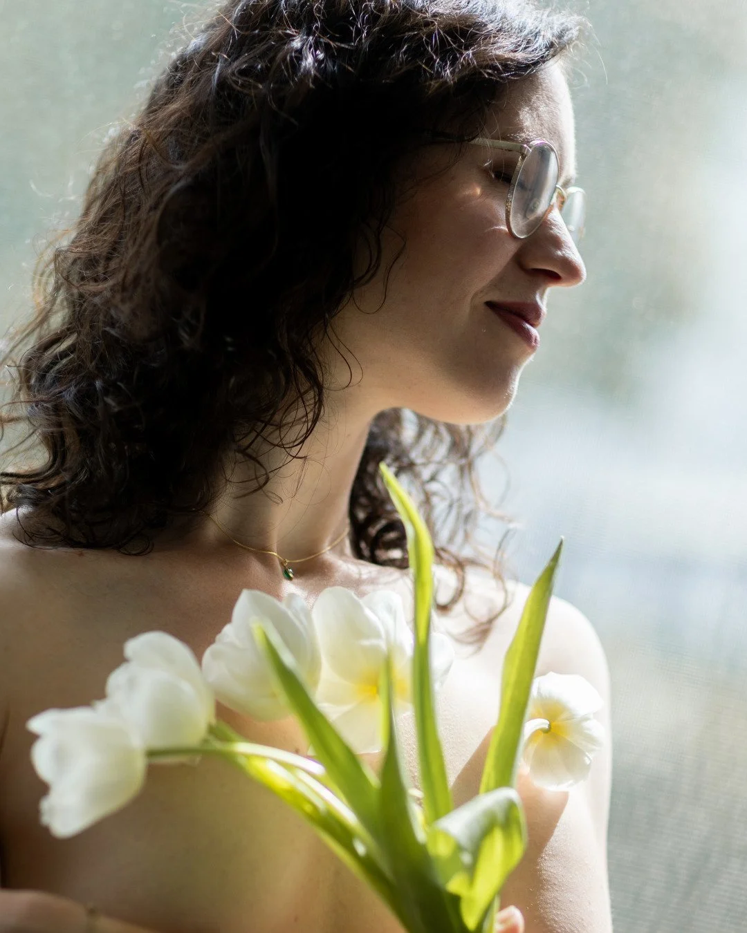 Zwischen zarten Bl&uuml;ten und den leisen Momenten.
Tulpen &ndash; so zerbrechlich und doch voller Kraft. Genau wie du.

Diese Shootings sind f&uuml;r mich mehr als nur Bilder. Es sind pure Emotionen und echte Gef&uuml;hle
.
Weiblichkeit in all ihre