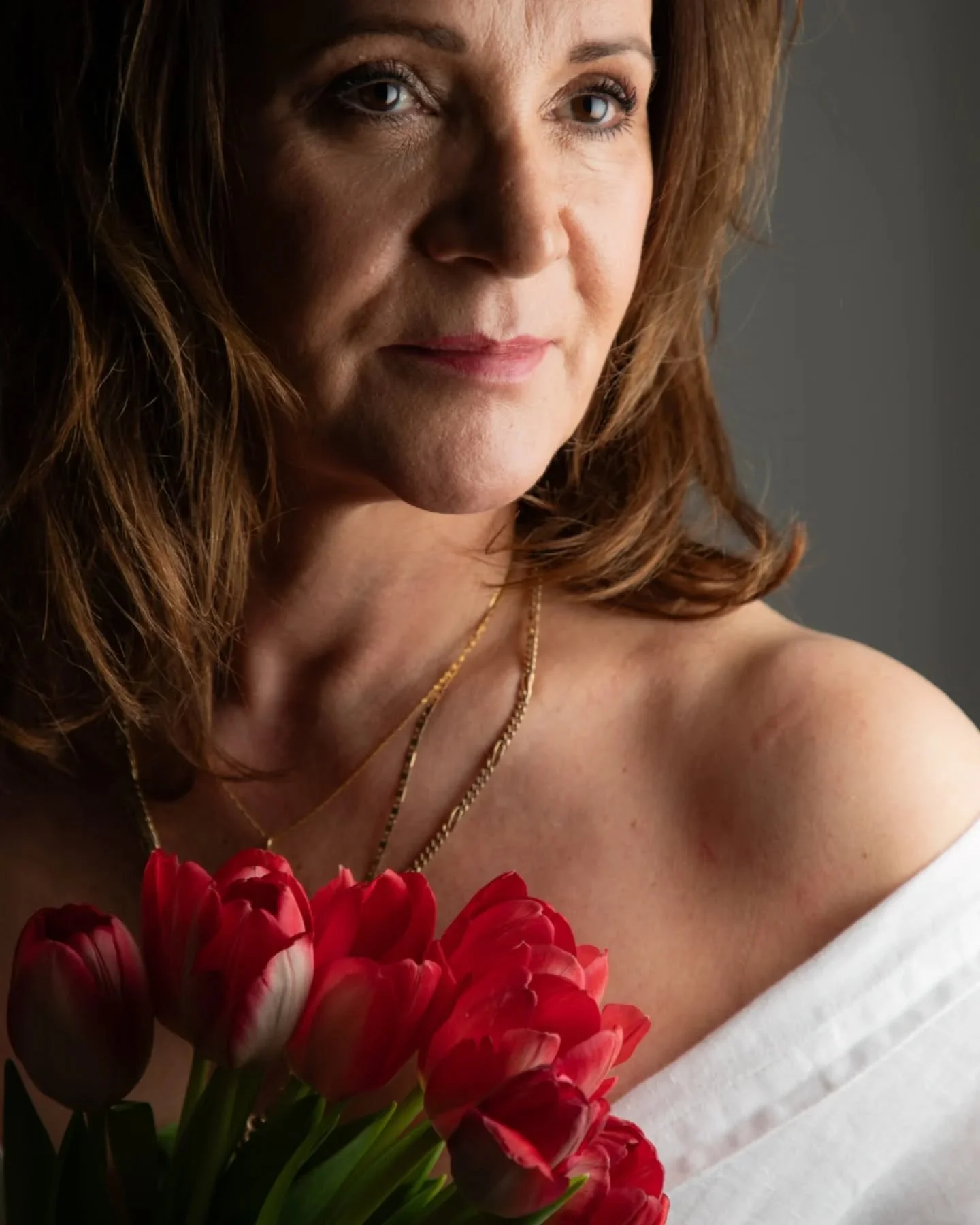 Die Tulpen bl&uuml;hen sie langsam richtig auf 🌷
und das darfst du auch!

Vielleicht hast du dich beim letzten Reel schon gefragt, wie sich so ein Shooting anf&uuml;hlt.

Ganz ehrlich?
Ruhig. Weich. Unaufgeregt.

Fast wie ein Spaziergang durch den F