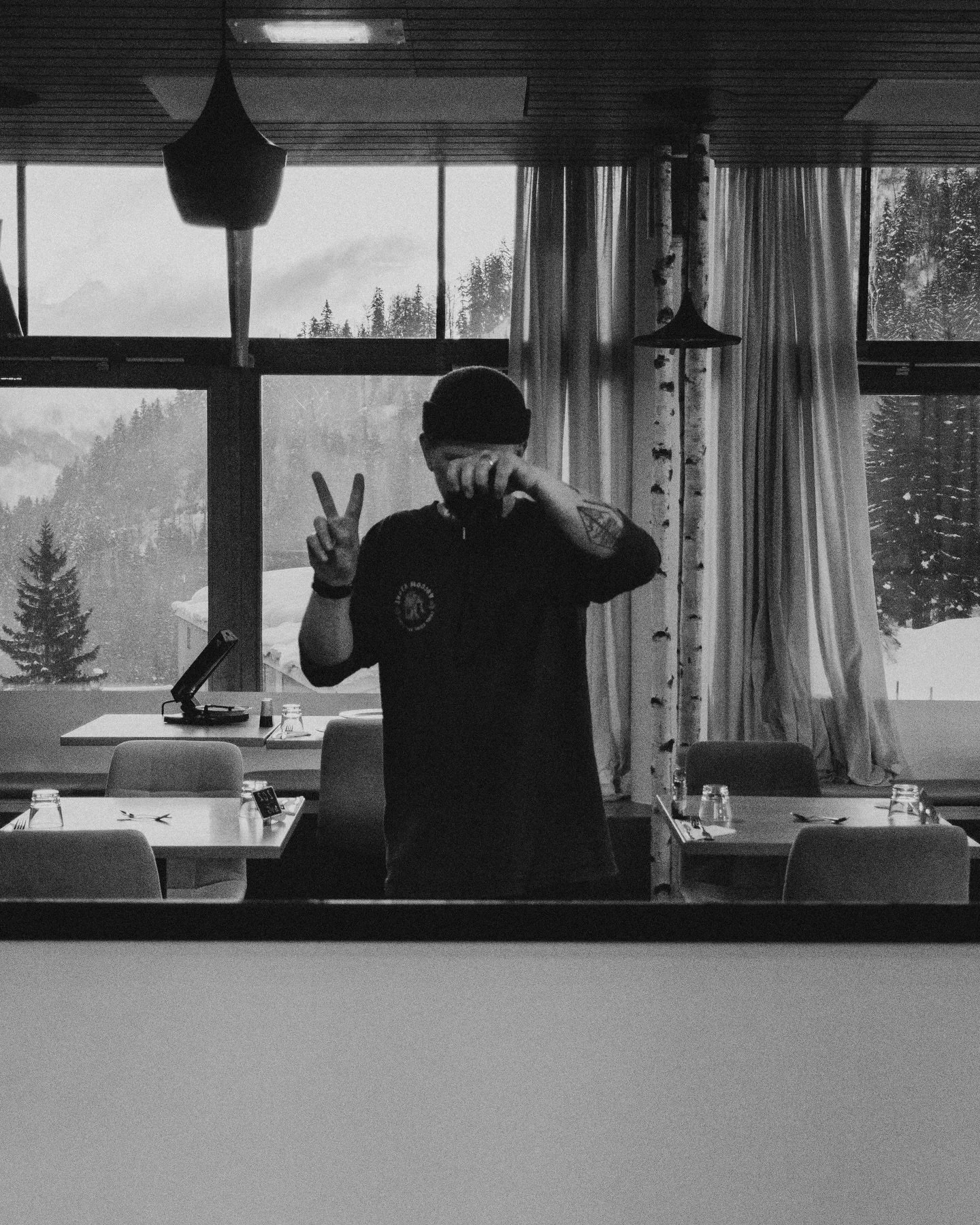 A little weekend getaway to the French Alps. Snowboarding, warm fires, views for days, and so much fresh snow ❄️
Was it worth the ride? Definitely.

#wintervibes #snowboarding #frenchalps #weekendtrip #photographydaily