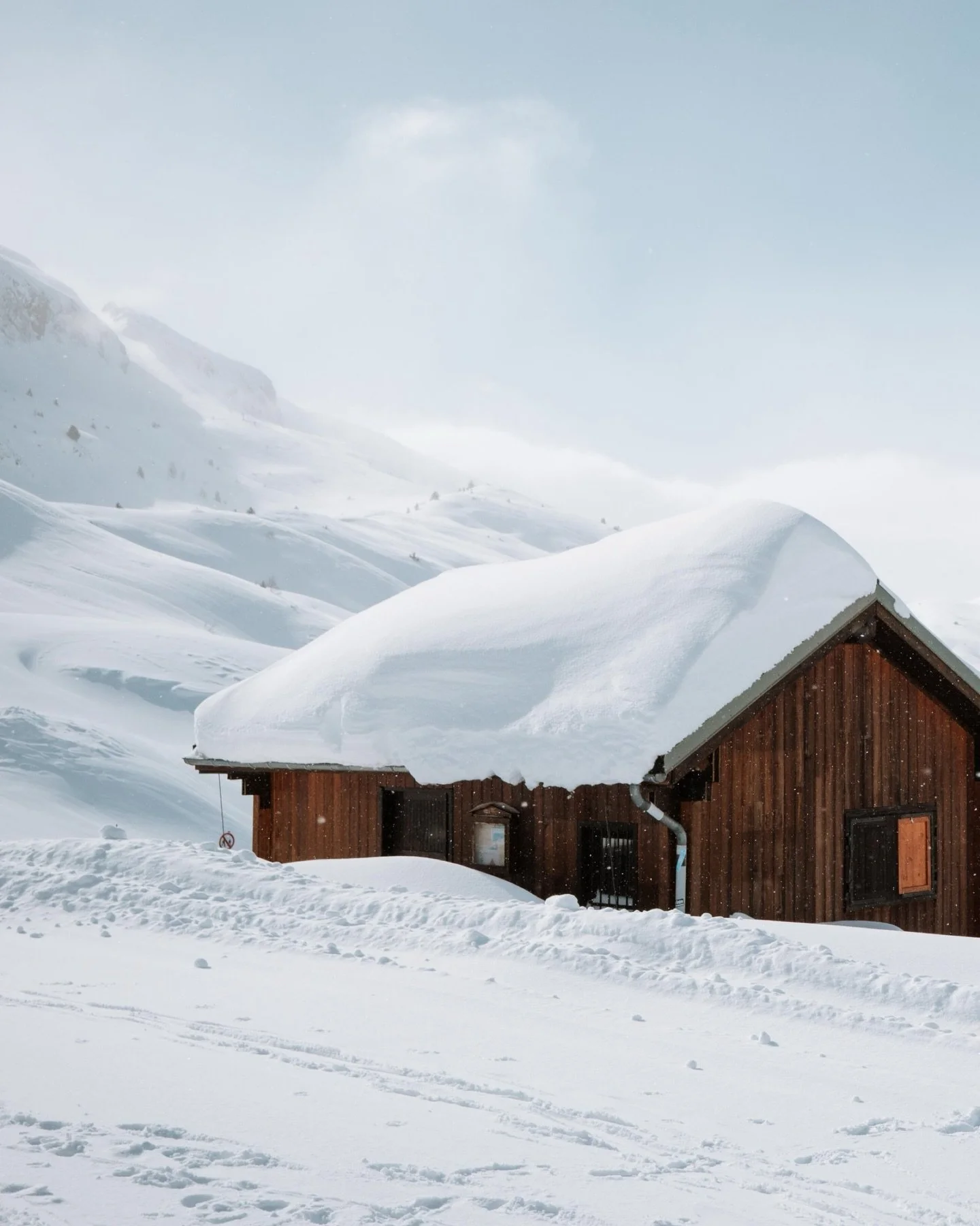 First lift up&hellip; and this was the view 😮&zwj;💨

Moments like these bring me pure joy! Standing on top of a mountain with an epic landscape in front of me.

There&rsquo;s something about being up there. The silence. The scale of it all.
Just ta